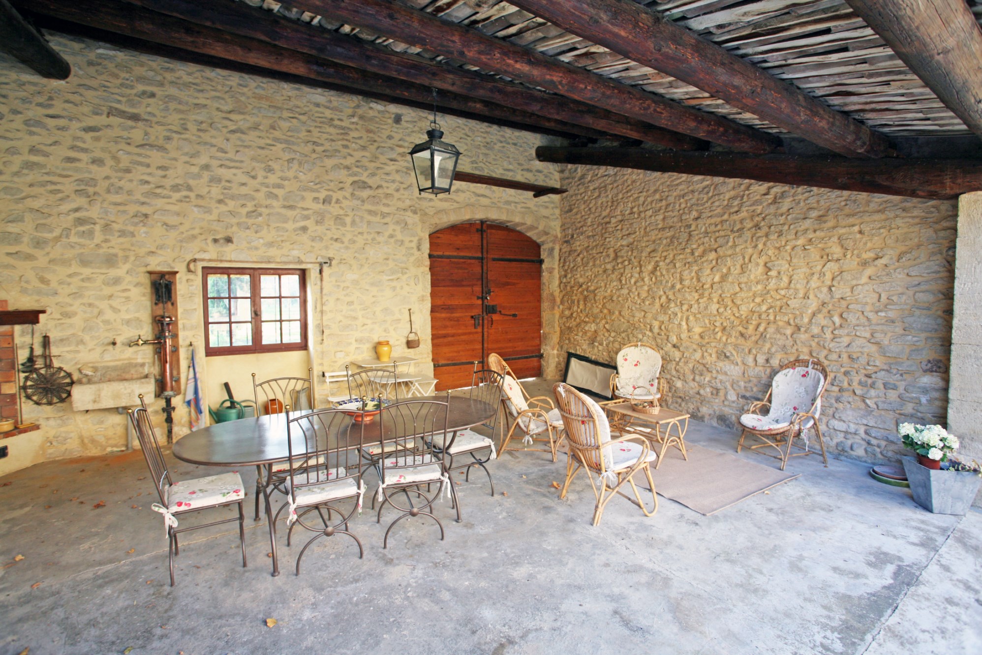 Between the city of antique markets and the Luberon, for sale, real provençal farmhouse with courtyard, swimming pool and outbuilding