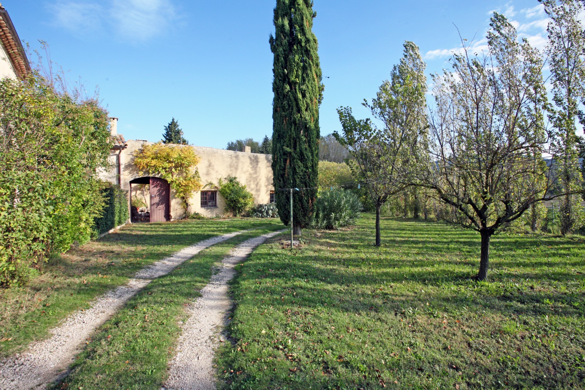 Between the city of antique markets and the Luberon, for sale, real provençal farmhouse with courtyard, swimming pool and outbuilding