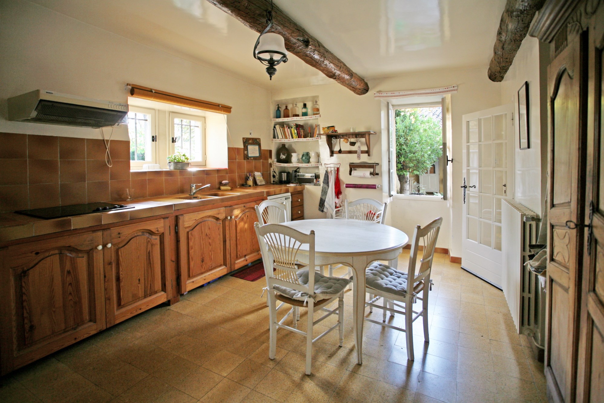 Between the city of antique markets and the Luberon, for sale, real provençal farmhouse with courtyard, swimming pool and outbuilding