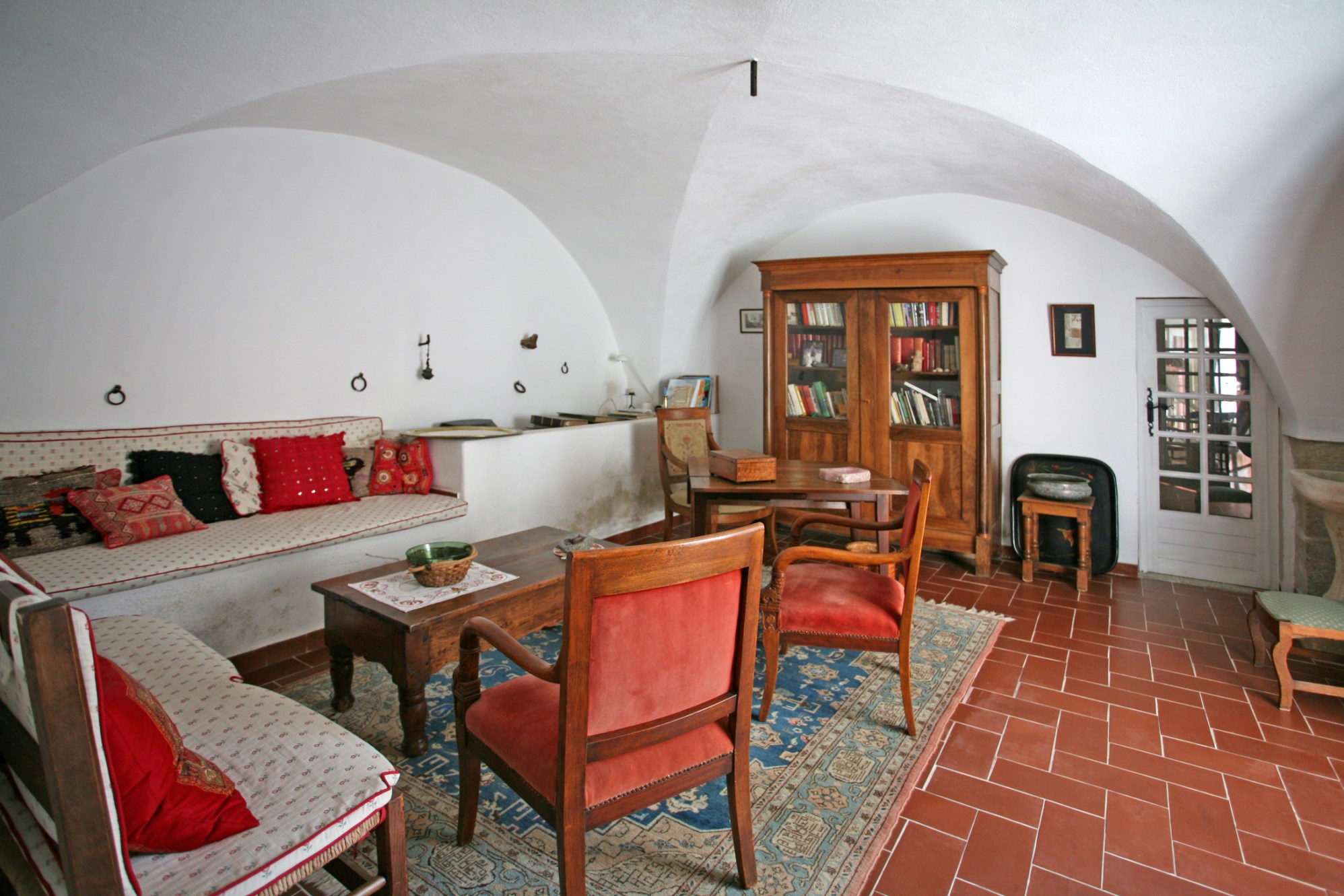 Between the city of antique markets and the Luberon, for sale, real provençal farmhouse with courtyard, swimming pool and outbuilding