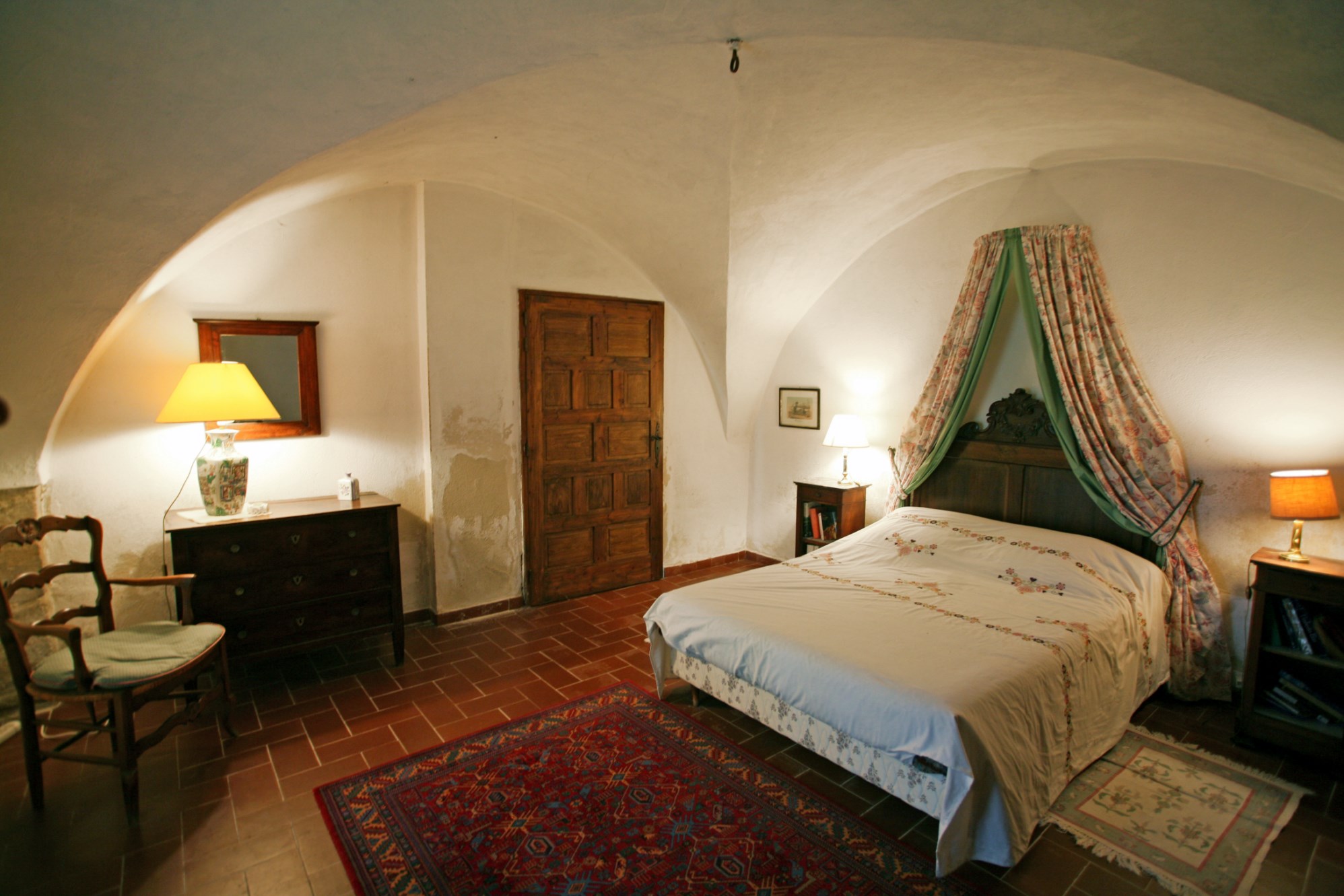 Between the city of antique markets and the Luberon, for sale, real provençal farmhouse with courtyard, swimming pool and outbuilding
