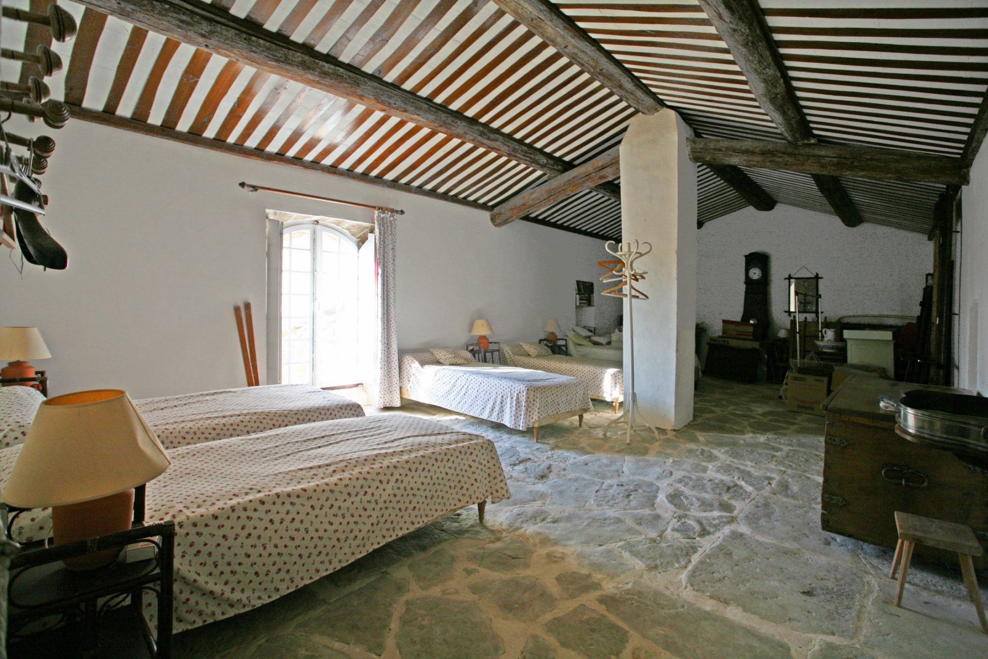 Between the city of antique markets and the Luberon, for sale, real provençal farmhouse with courtyard, swimming pool and outbuilding