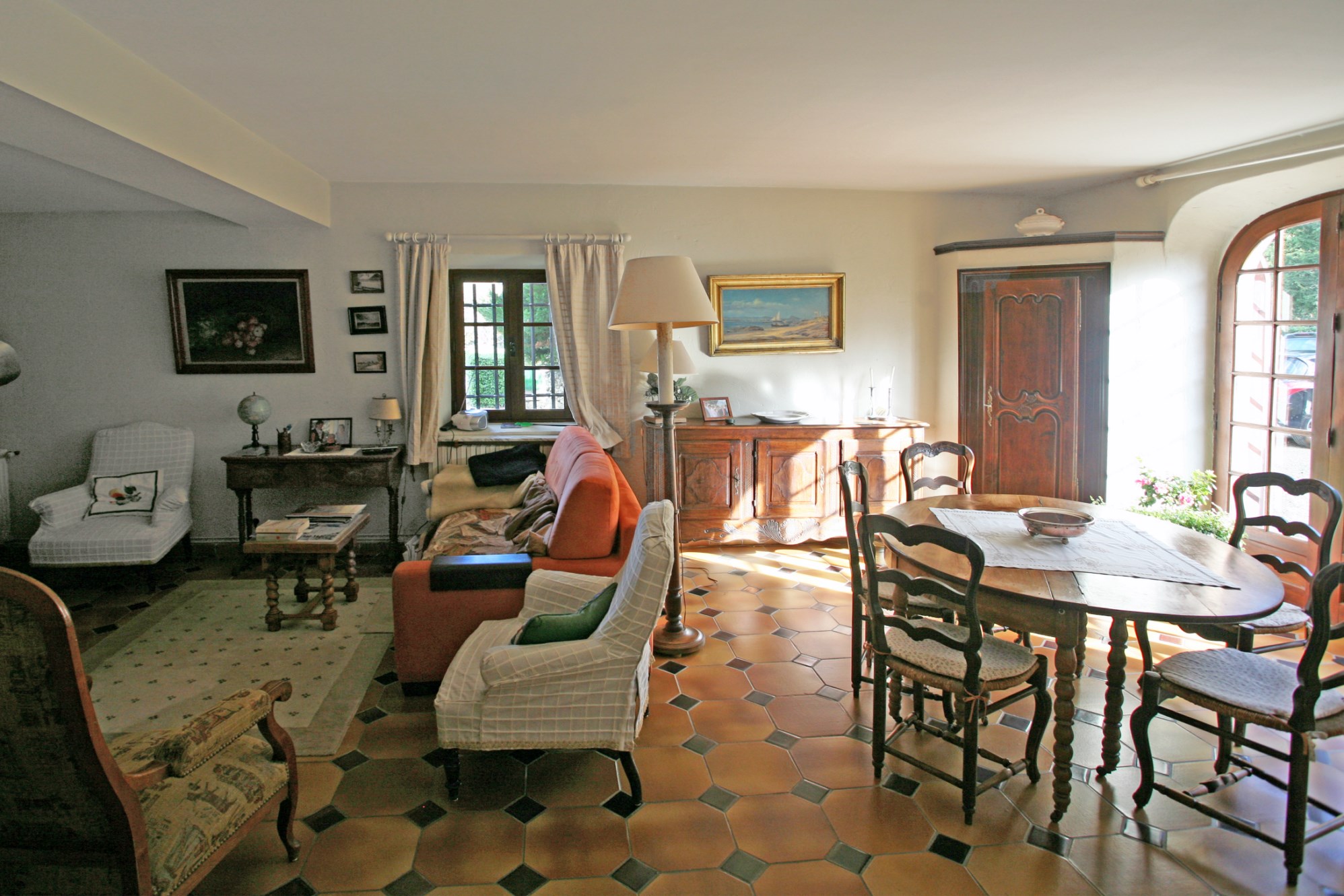 Between the city of antique markets and the Luberon, for sale, real provençal farmhouse with courtyard, swimming pool and outbuilding