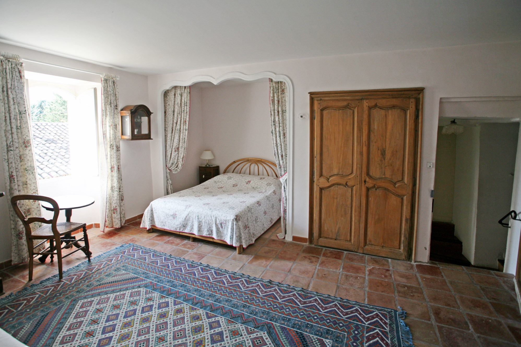 Between the city of antique markets and the Luberon, for sale, real provençal farmhouse with courtyard, swimming pool and outbuilding