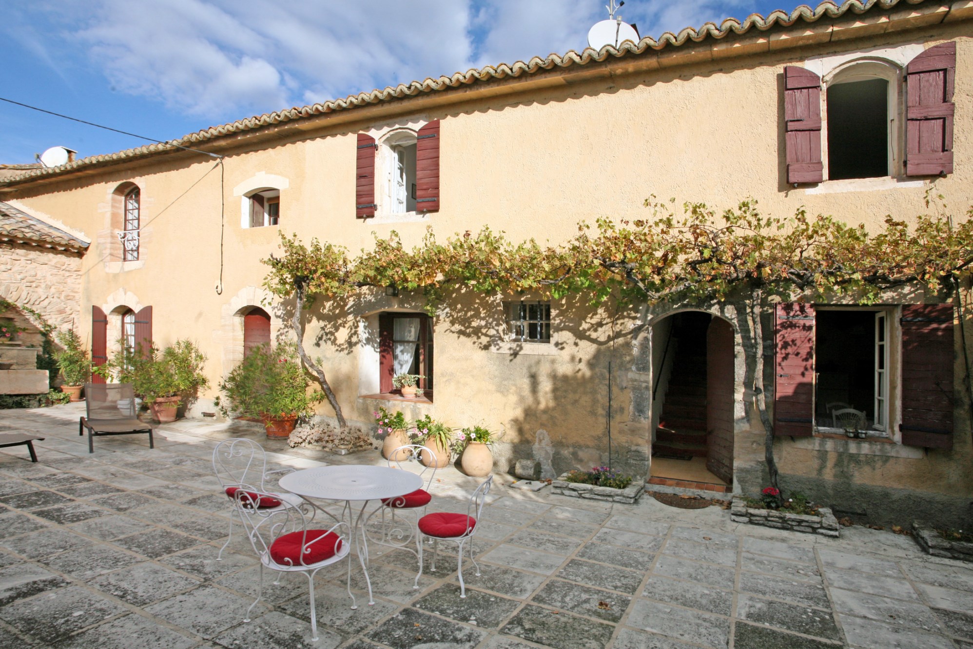 Between the city of antique markets and the Luberon, for sale, real provençal farmhouse with courtyard, swimming pool and outbuilding