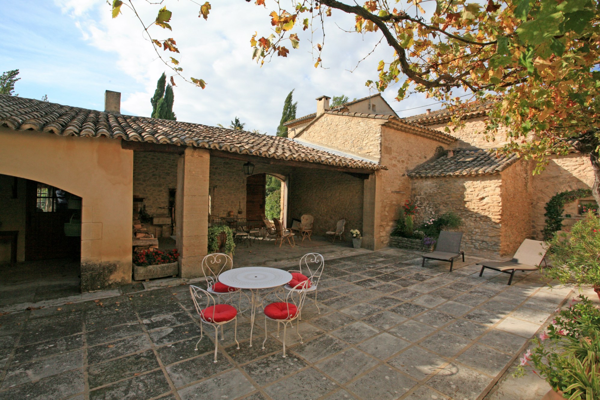 Between the city of antique markets and the Luberon, for sale, real provençal farmhouse with courtyard, swimming pool and outbuilding