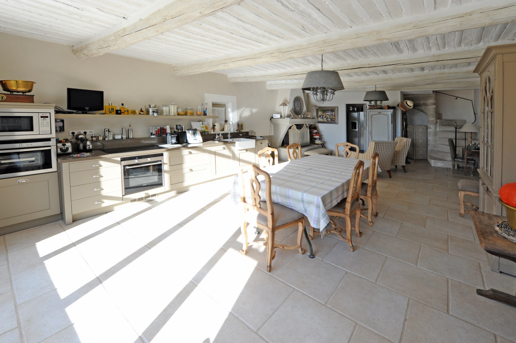 Between the Vaucluse mountains and the Luberon, for sale, a renovated south-facing stone farmhouse with woodlands 