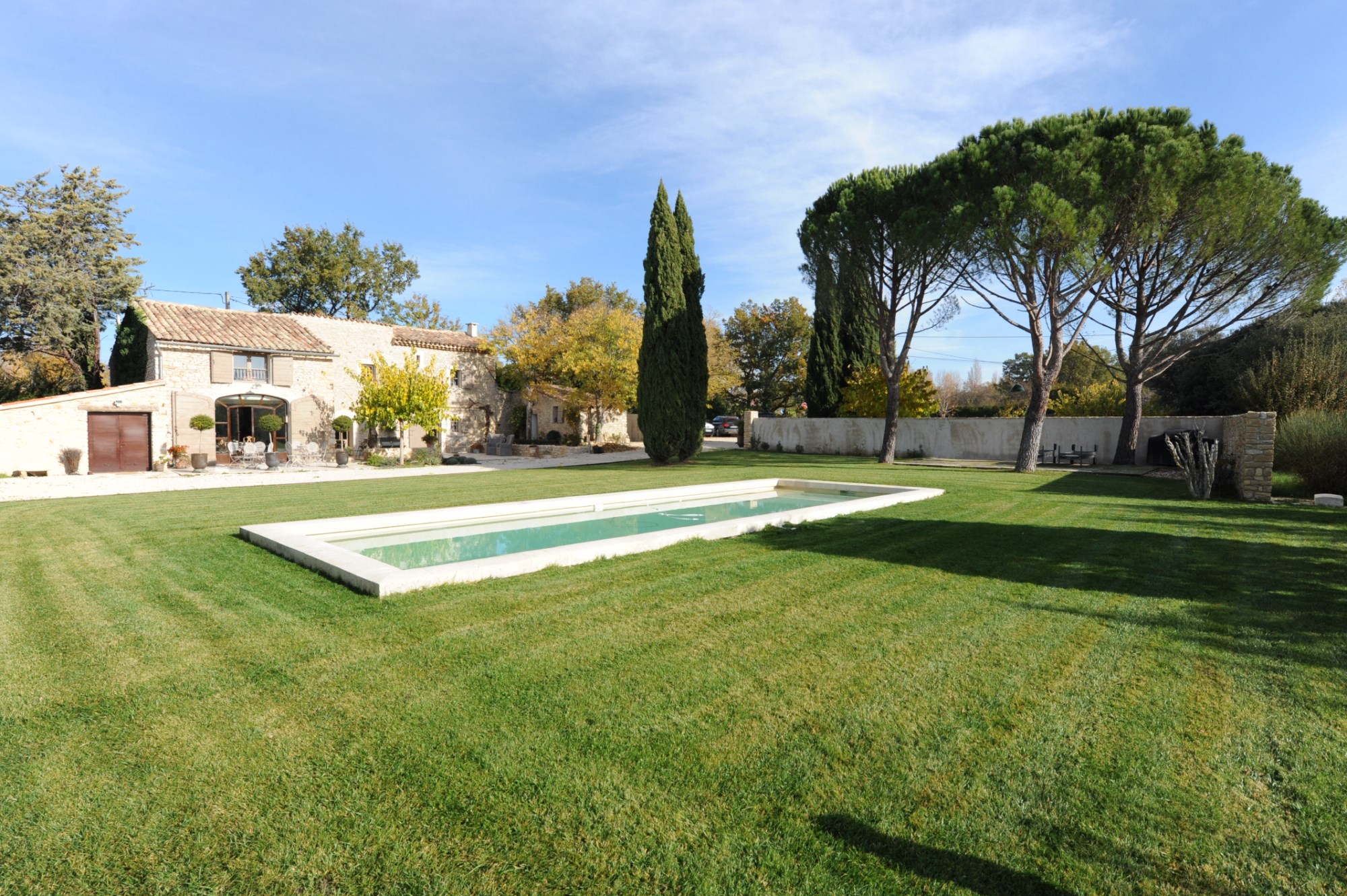 Between the Vaucluse mountains and the Luberon, for sale, a renovated south-facing stone farmhouse with woodlands 