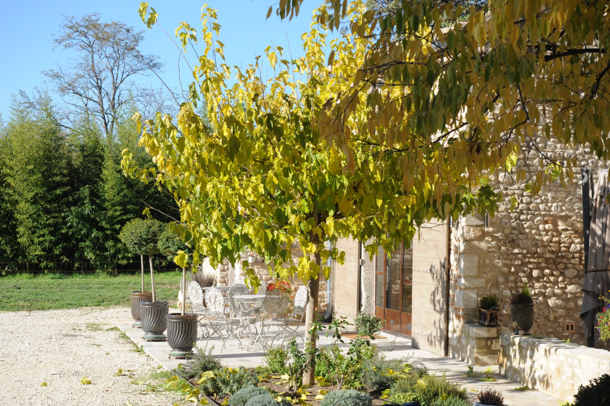 Between the Vaucluse mountains and the Luberon, for sale, a renovated south-facing stone farmhouse with woodlands 