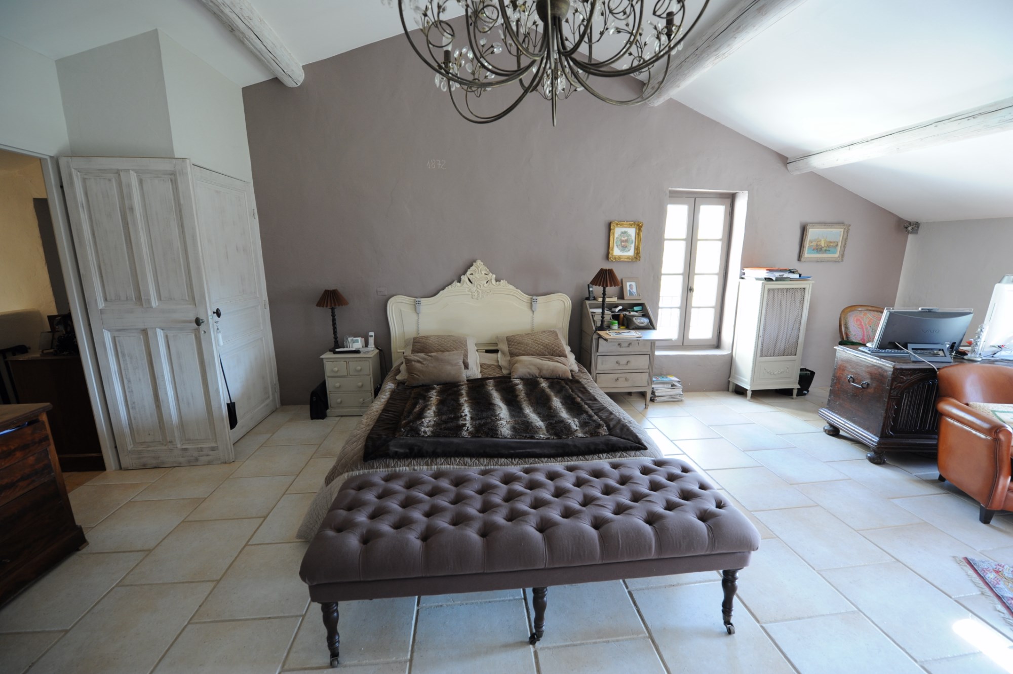 Between the Vaucluse mountains and the Luberon, for sale, a renovated south-facing stone farmhouse with woodlands 