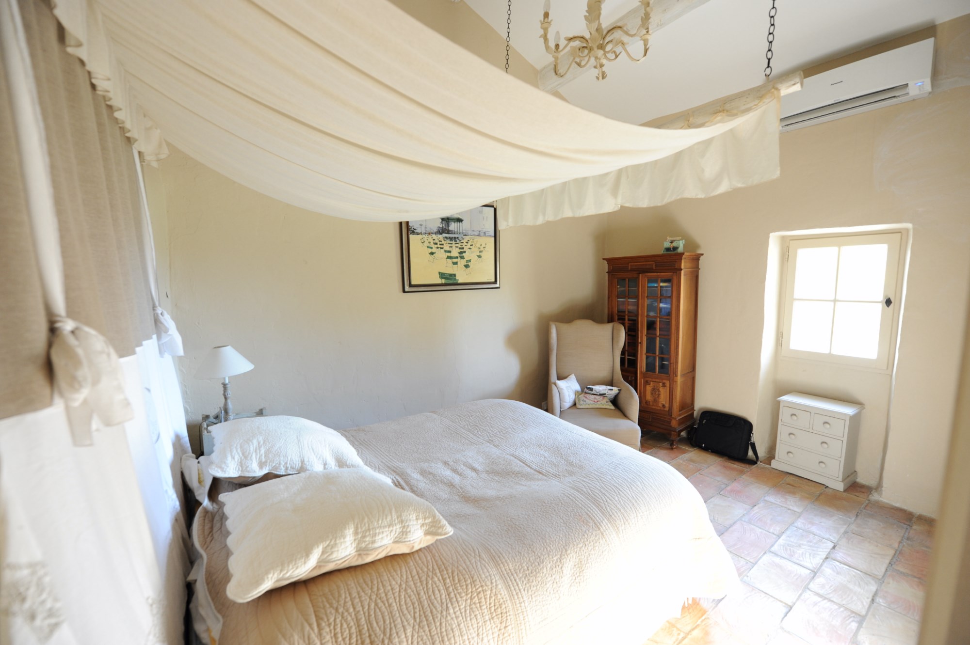 Between the Vaucluse mountains and the Luberon, for sale, a renovated south-facing stone farmhouse with woodlands 