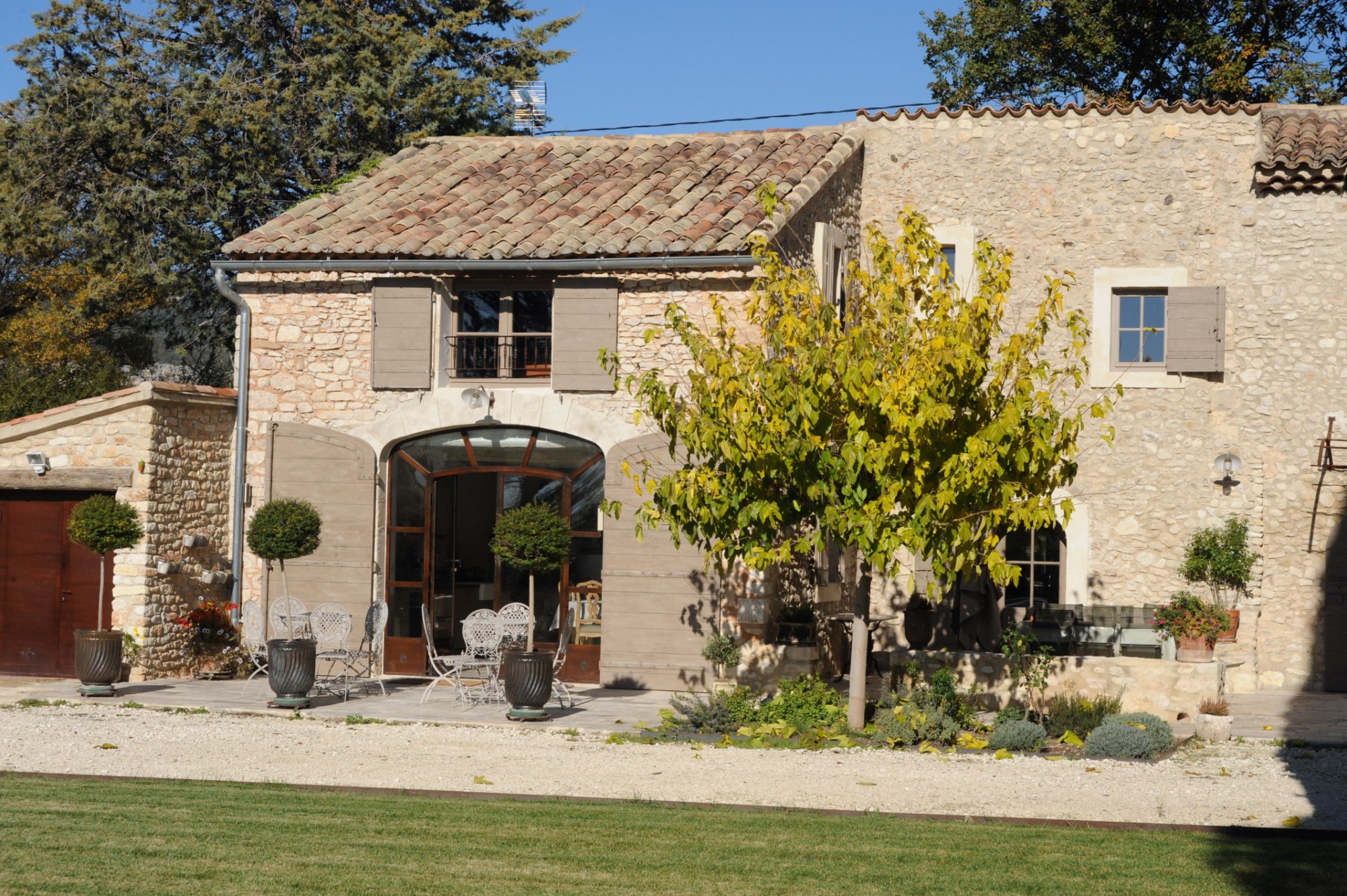 Between the Vaucluse mountains and the Luberon, for sale, a renovated south-facing stone farmhouse with woodlands 