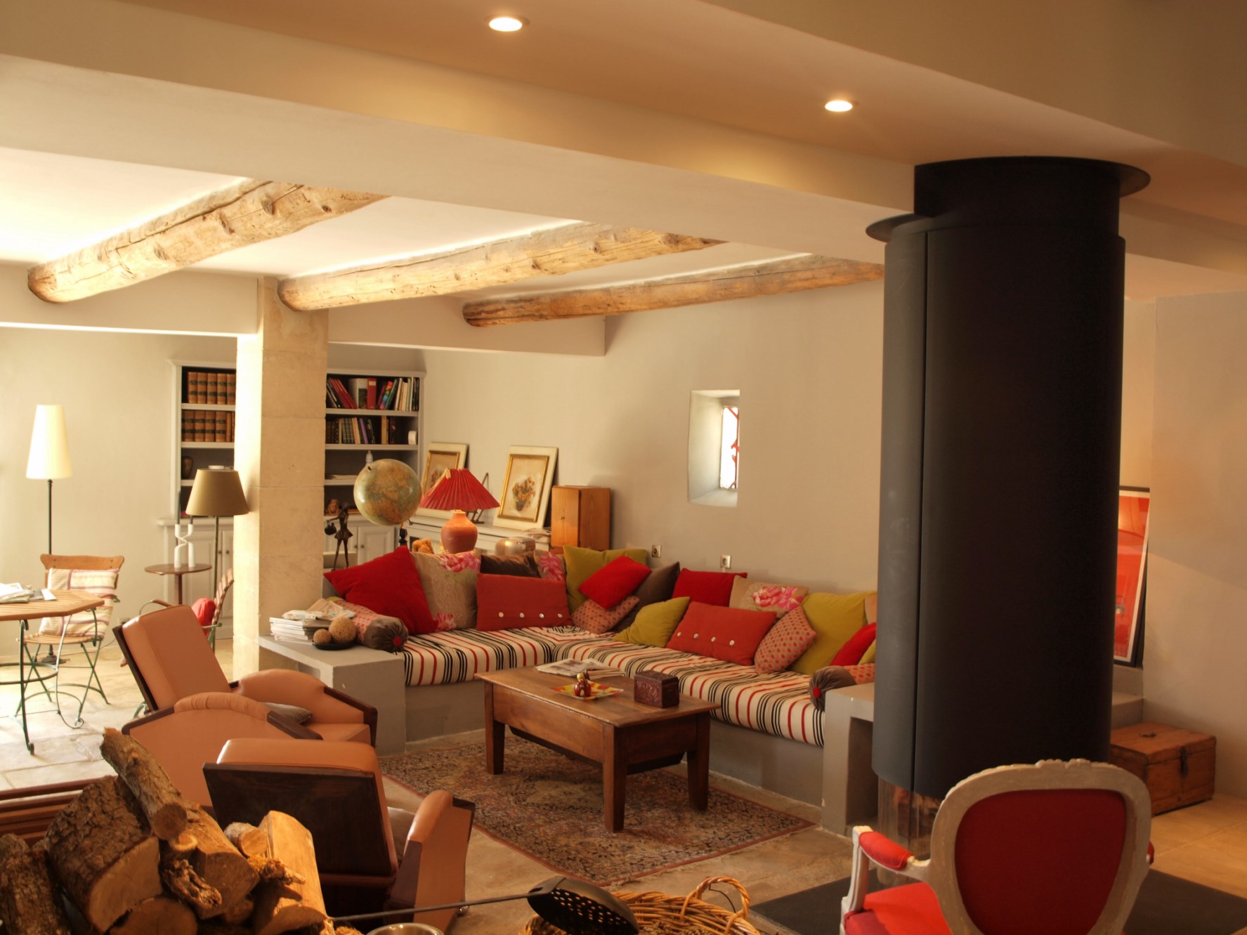 For sale in Luberon, near a superb hilltop village, elegant house with independent studio, park, views and swimming pool