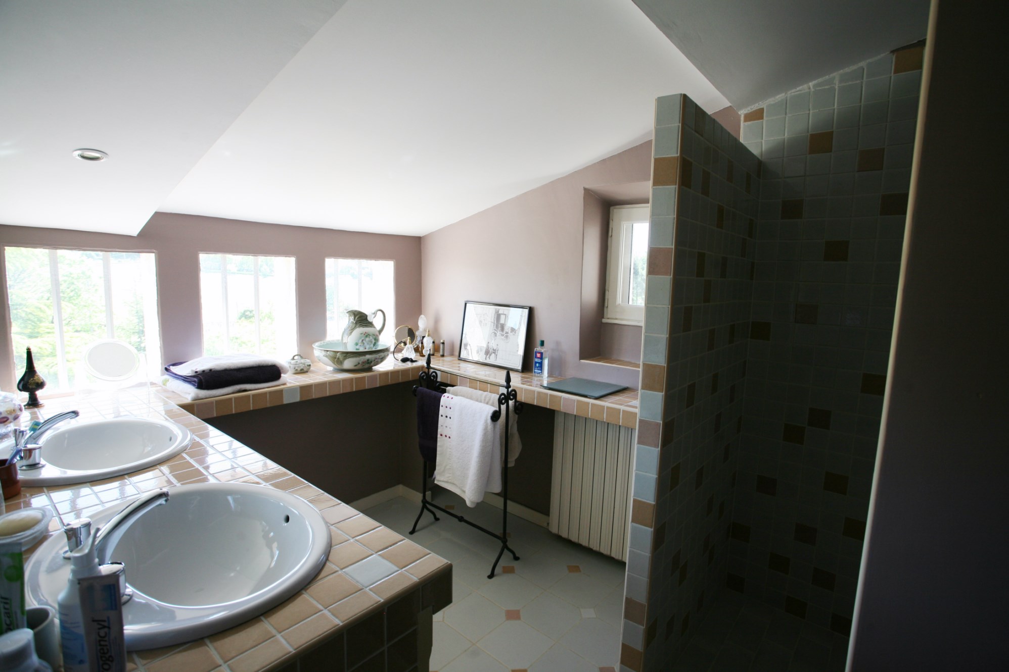 For sale in Luberon, near a superb hilltop village, elegant house with independent studio, park, views and swimming pool