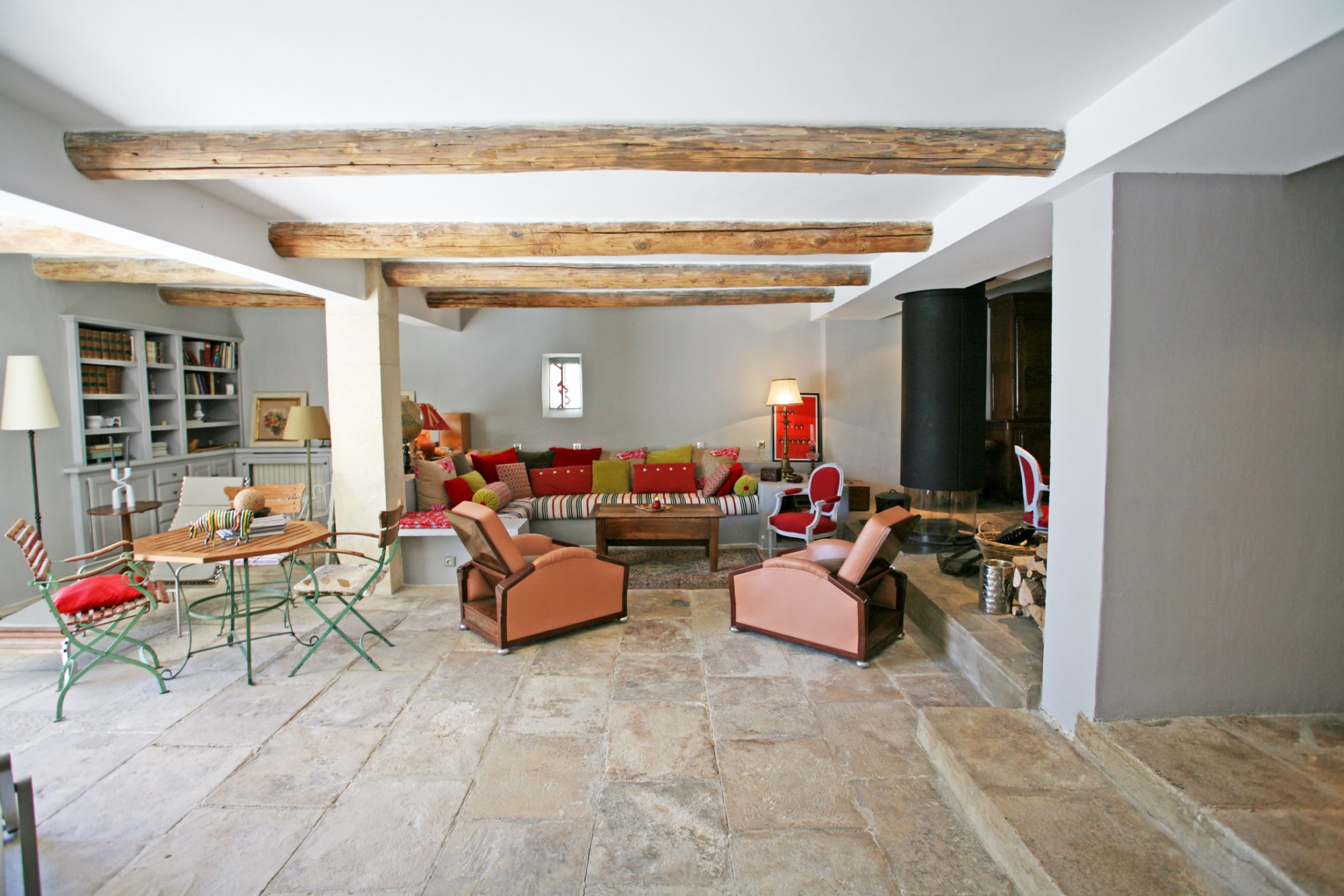 For sale in Luberon, near a superb hilltop village, elegant house with independent studio, park, views and swimming pool