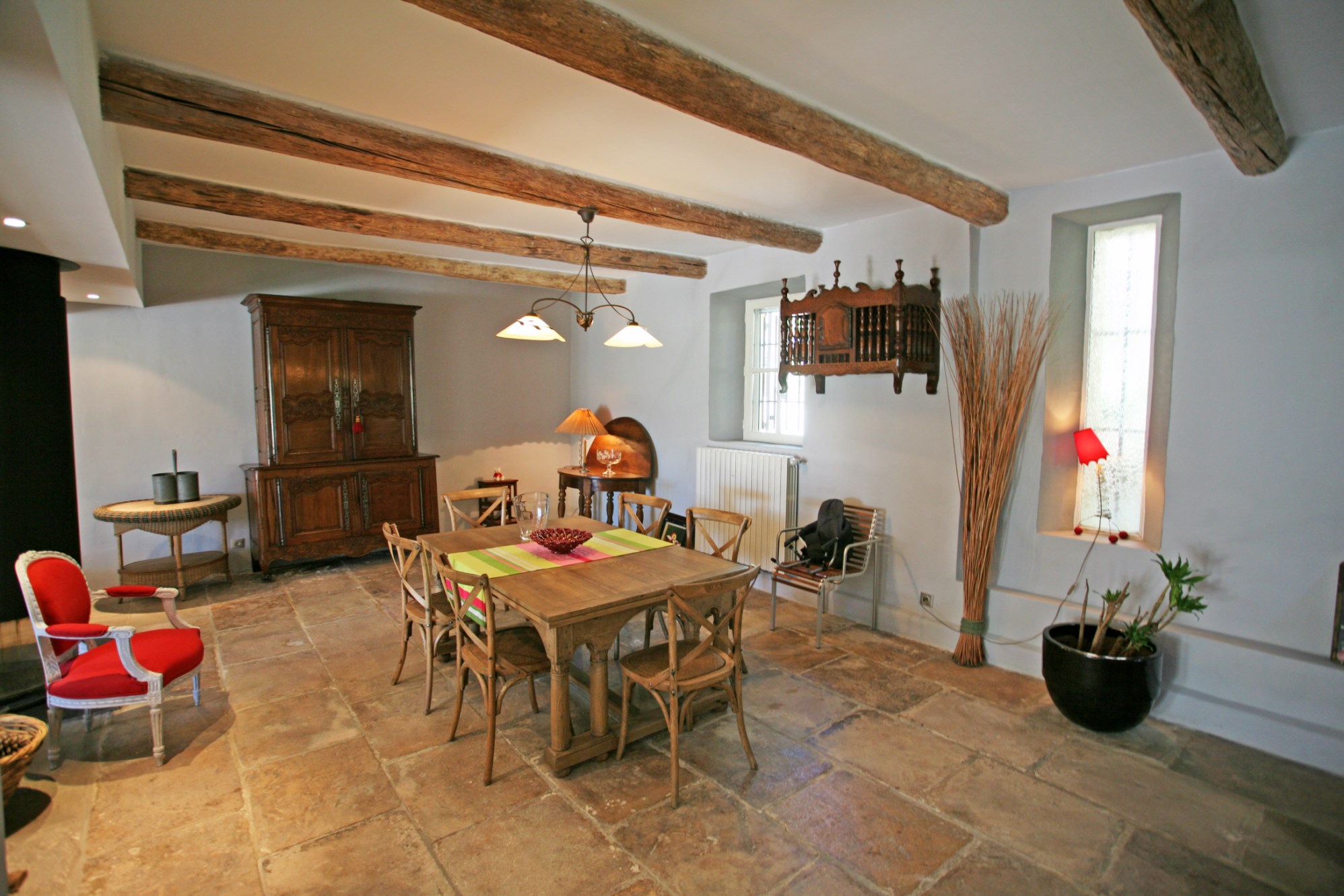 For sale in Luberon, near a superb hilltop village, elegant house with independent studio, park, views and swimming pool
