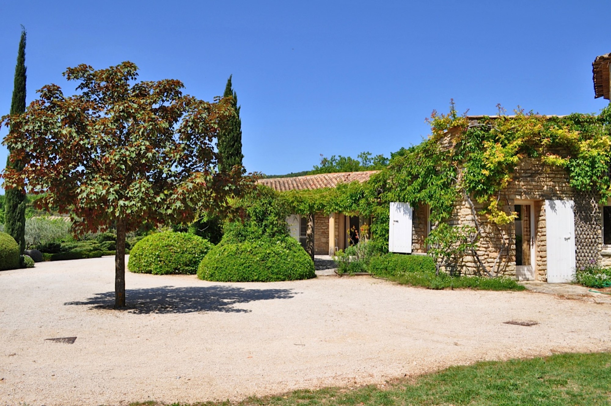 Luberon, for sale, large architect stone house with pool on a park of 3.5 hectares with breathtaking views over the Luberon