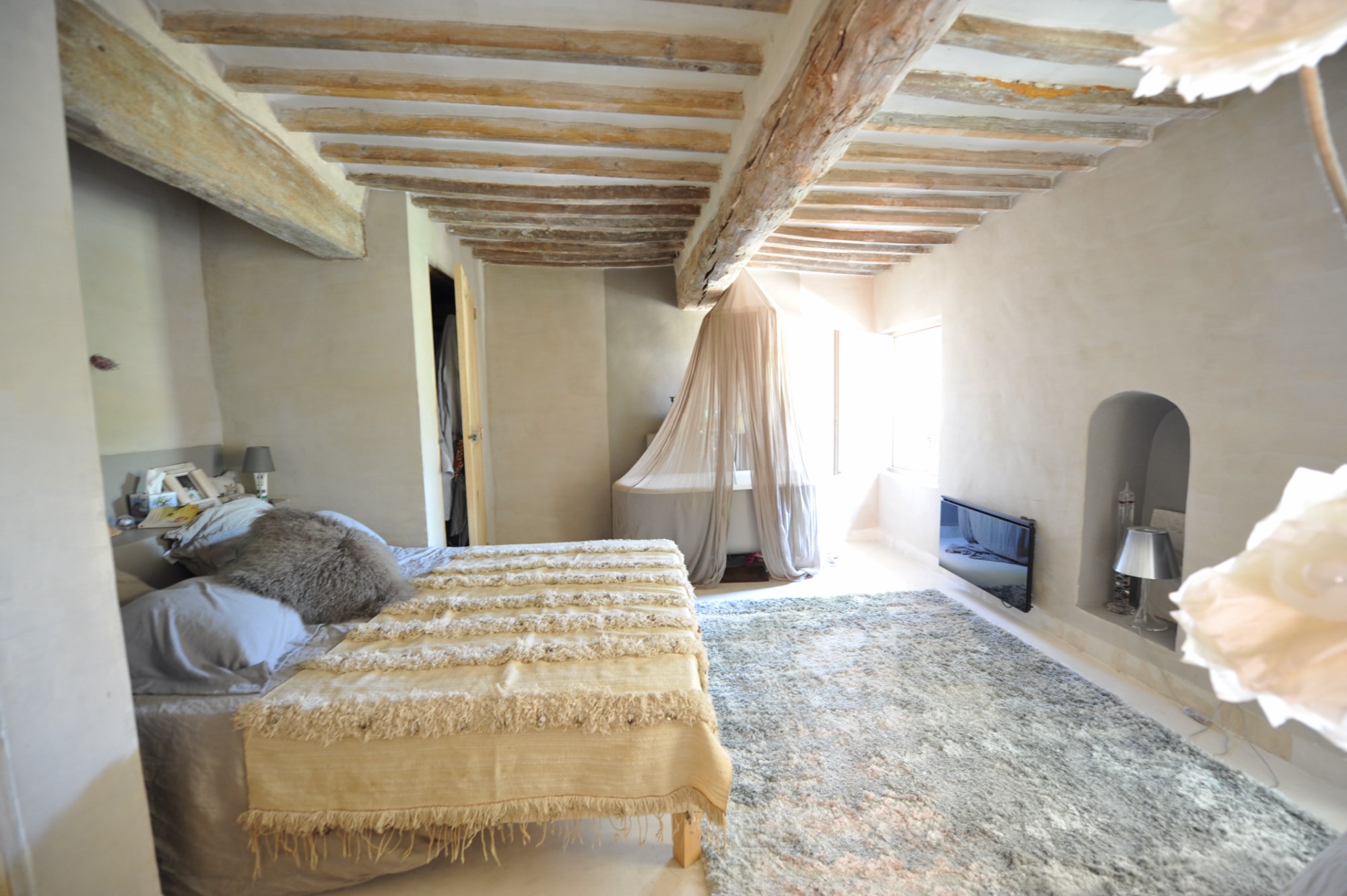 For sale, in Luberon, a restored former shepherd farm with outbuildings and pool
