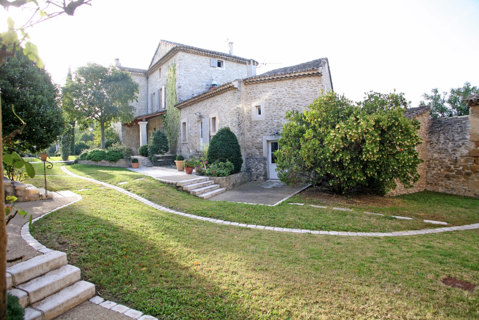 For sale in the Pays des Sorgues, superb property on about 5 hectares of land with outstanding view over the Luberon and the Alpilles 