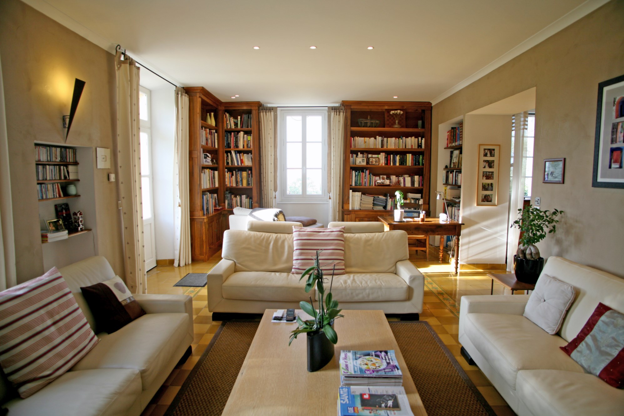For sale in the Pays des Sorgues, superb property on about 5 hectares of land with outstanding view over the Luberon and the Alpilles 