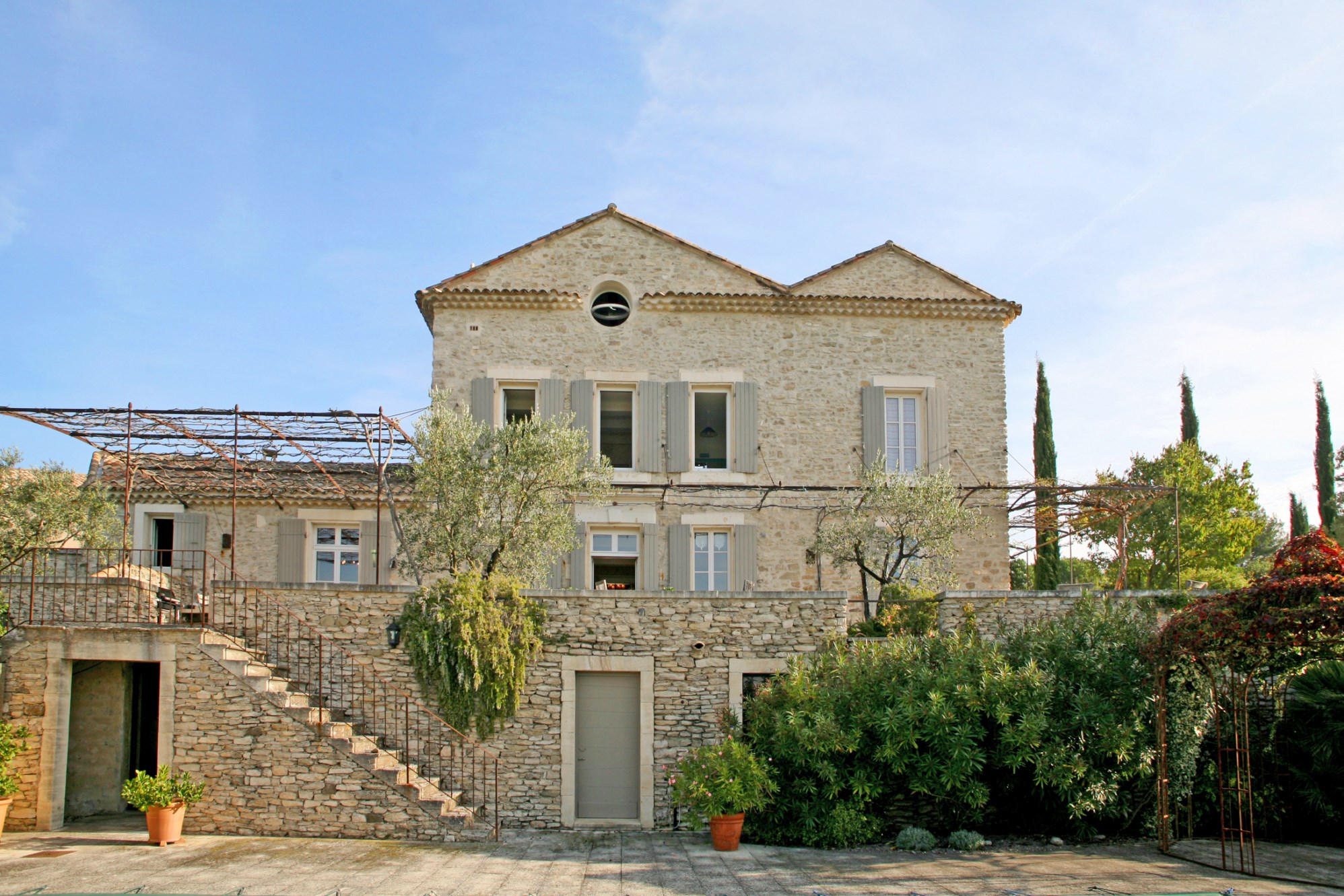 For sale in the Pays des Sorgues, superb property on about 5 hectares of land with outstanding view over the Luberon and the Alpilles 