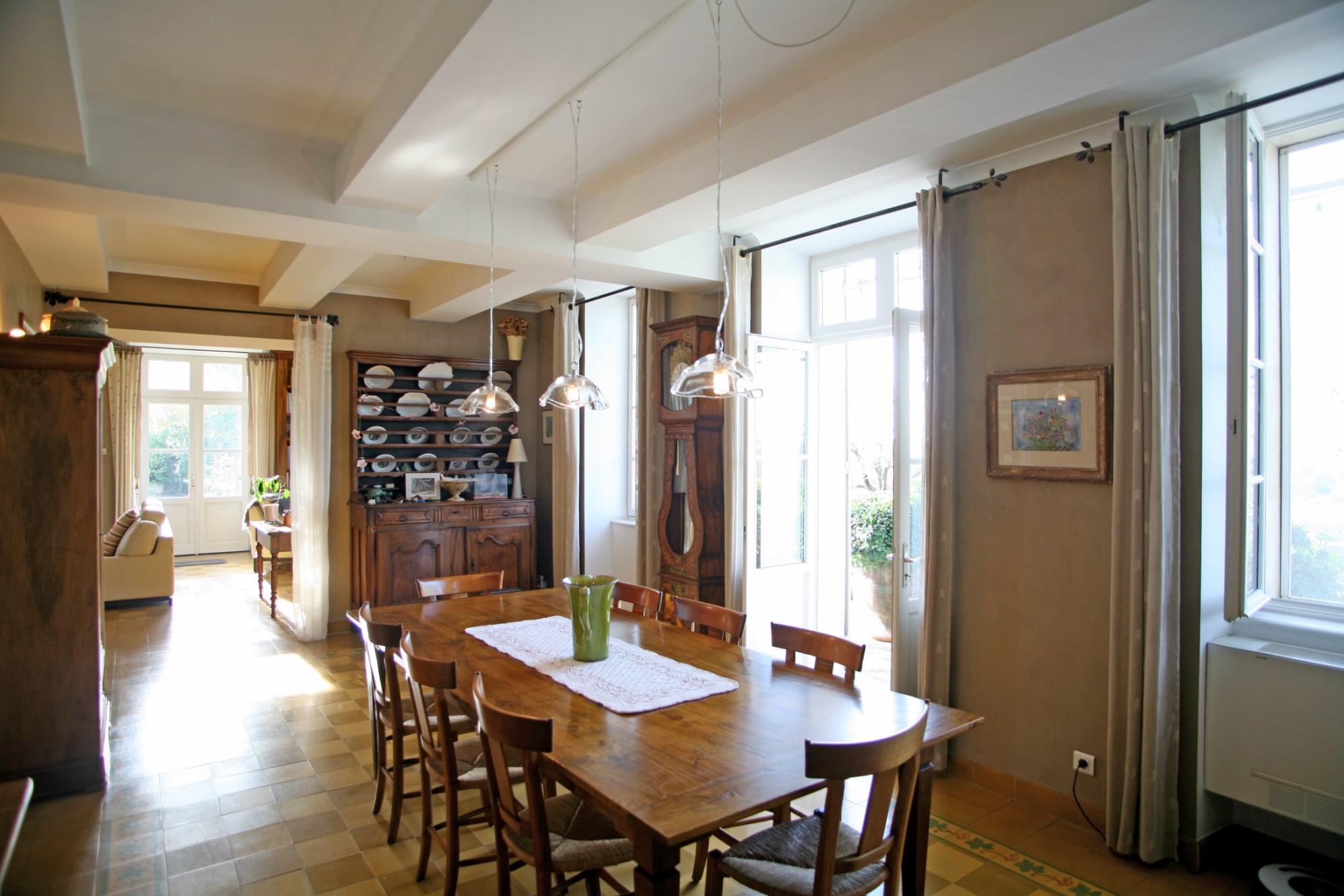 For sale in the Pays des Sorgues, superb property on about 5 hectares of land with outstanding view over the Luberon and the Alpilles 