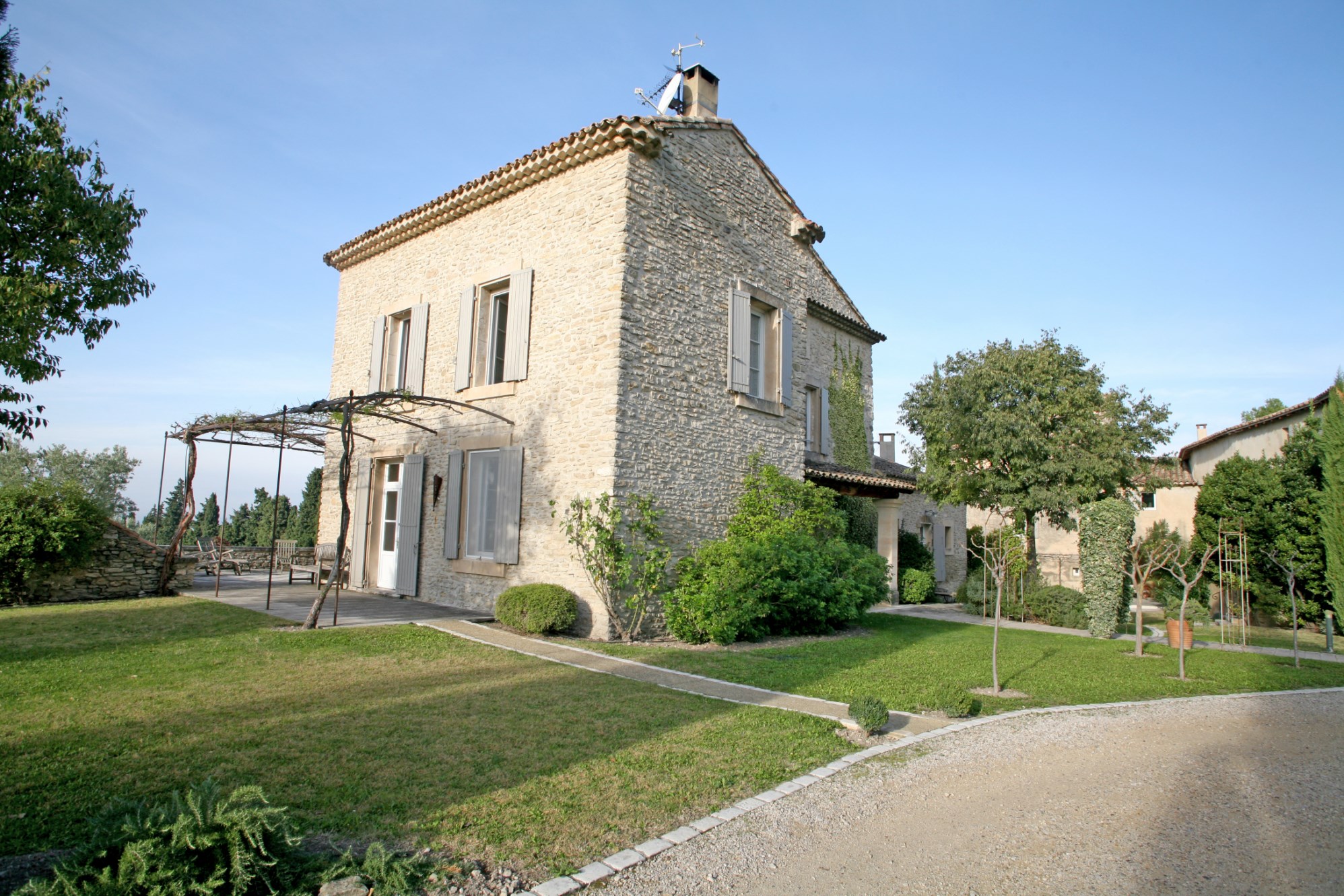 For sale in the Pays des Sorgues, superb property on about 5 hectares of land with outstanding view over the Luberon and the Alpilles 