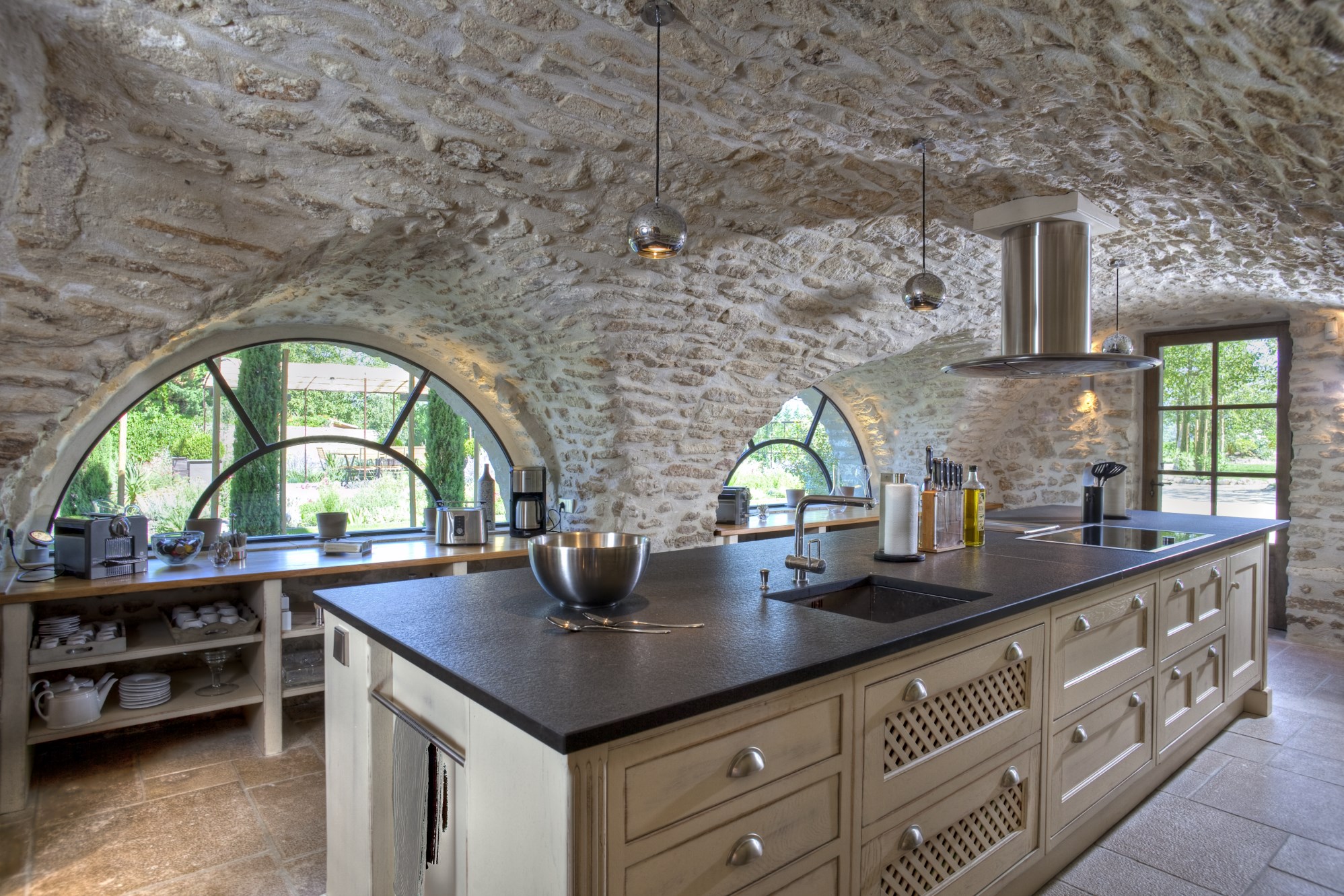 Belle Bastide en pierres rénovée en Luberon