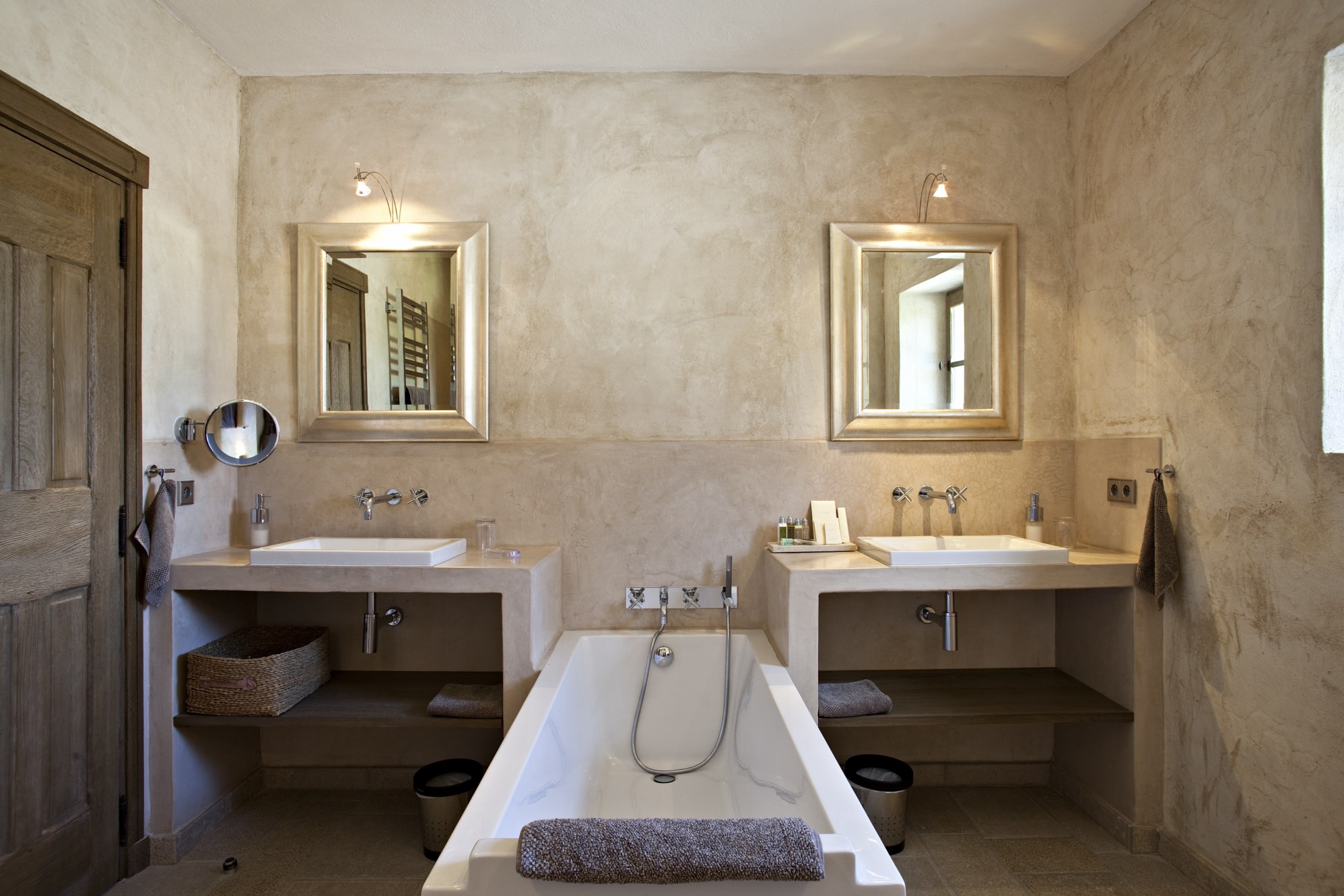 Luberon, for sale, an authentic provençal manor house, renovated and refurbished with a park of 7,5 hectares and a large pool