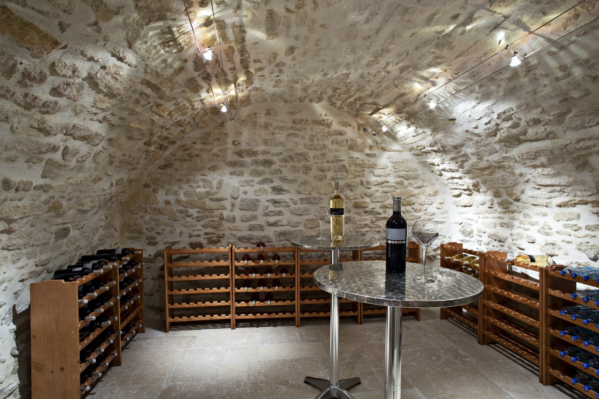 Luberon, for sale, an authentic provençal manor house, renovated and refurbished with a park of 7,5 hectares and a large pool