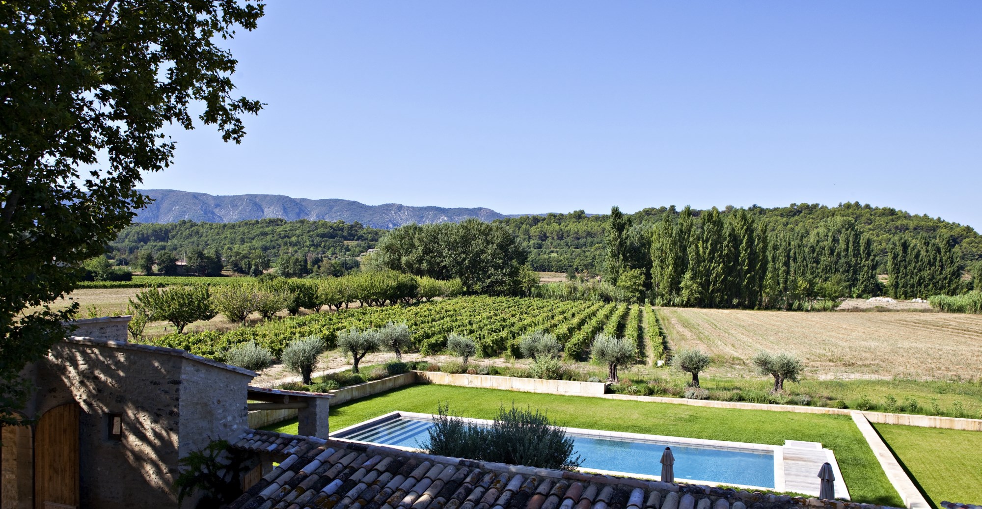Belle Bastide en pierres rénovée avec piscine et vue en Luberon