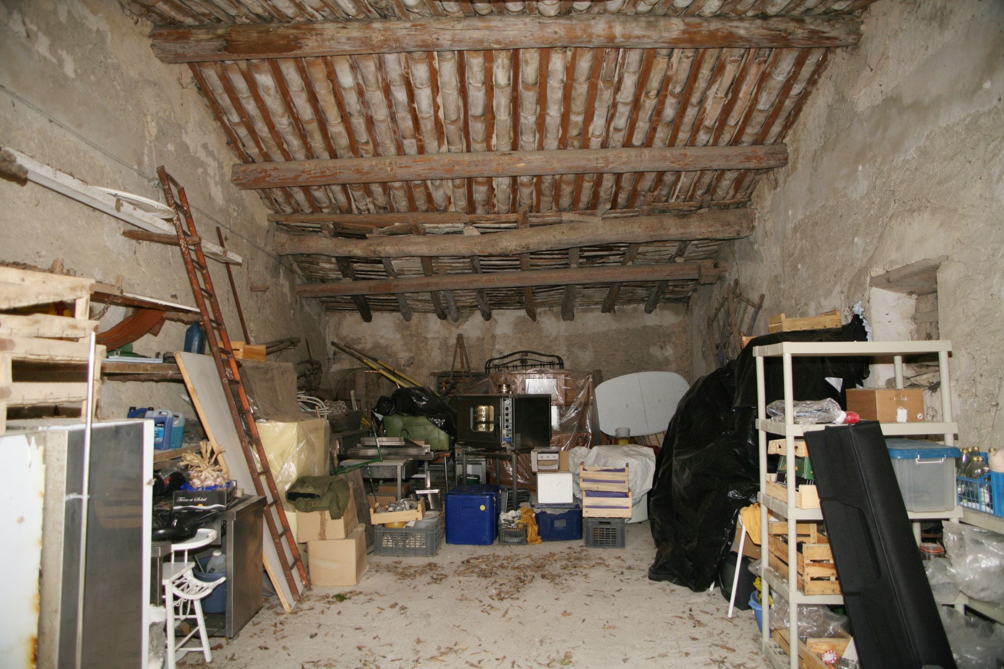 Luberon, close to Gordes, for sale, farmhouse from XVIIIth and XIXth centuries to renovate