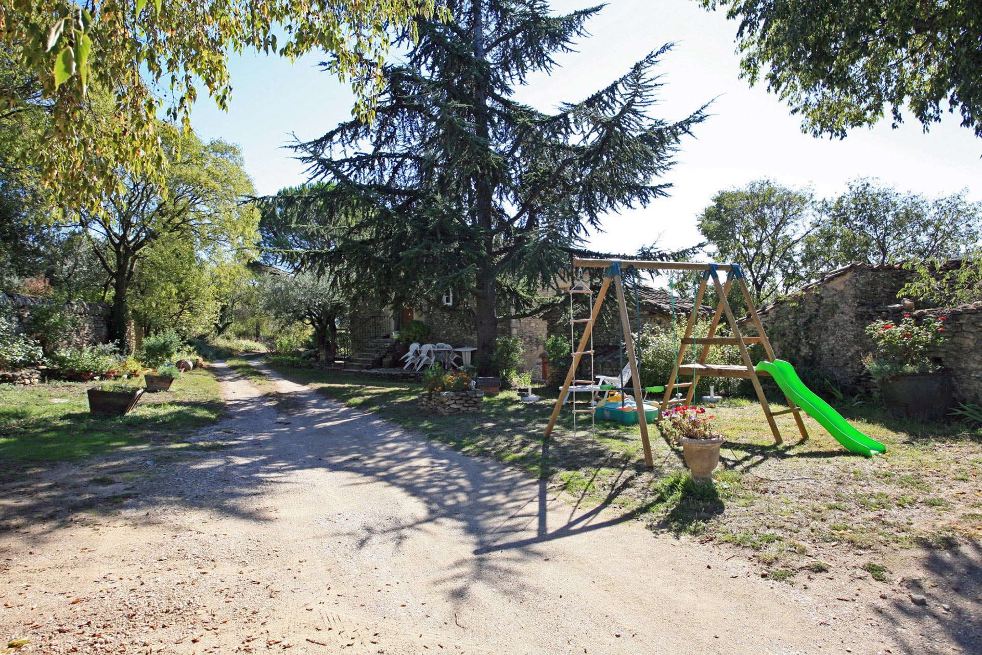 Luberon, close to Gordes, for sale, farmhouse from XVIIIth and XIXth centuries to renovate