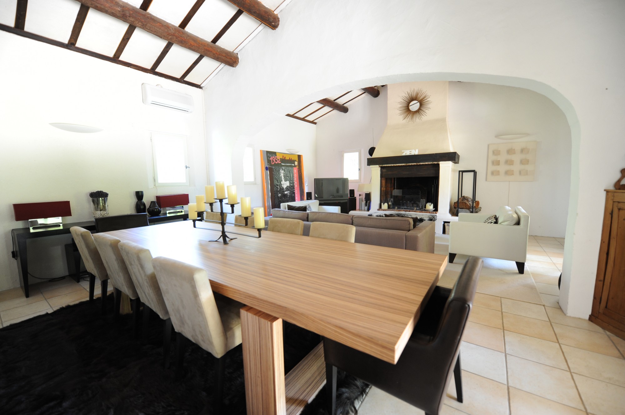 Near a famous hill top village of the Luberon, very comfortable one storey villa, with swimming pool
