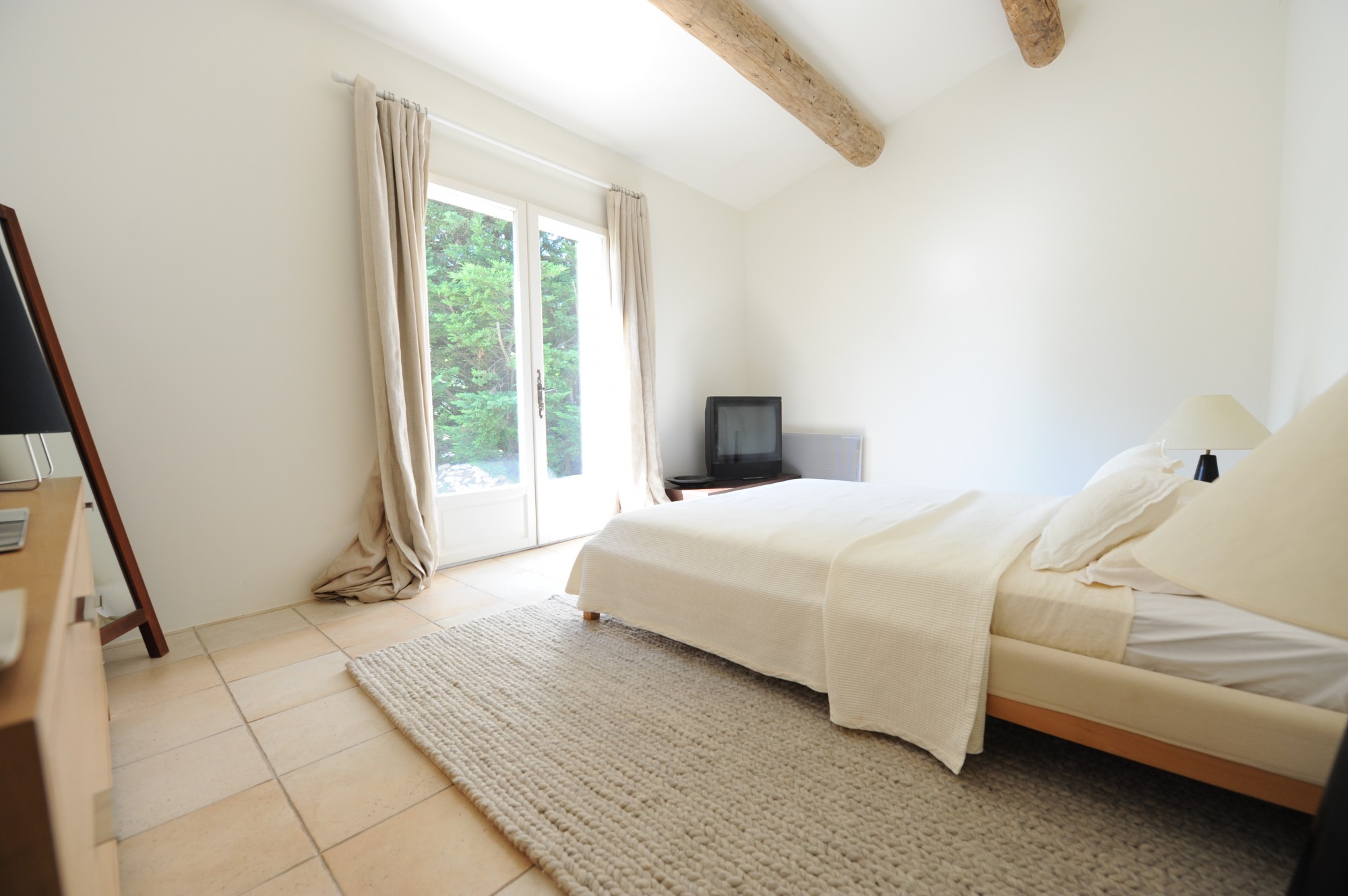 Near a famous hill top village of the Luberon, very comfortable one storey villa, with swimming pool