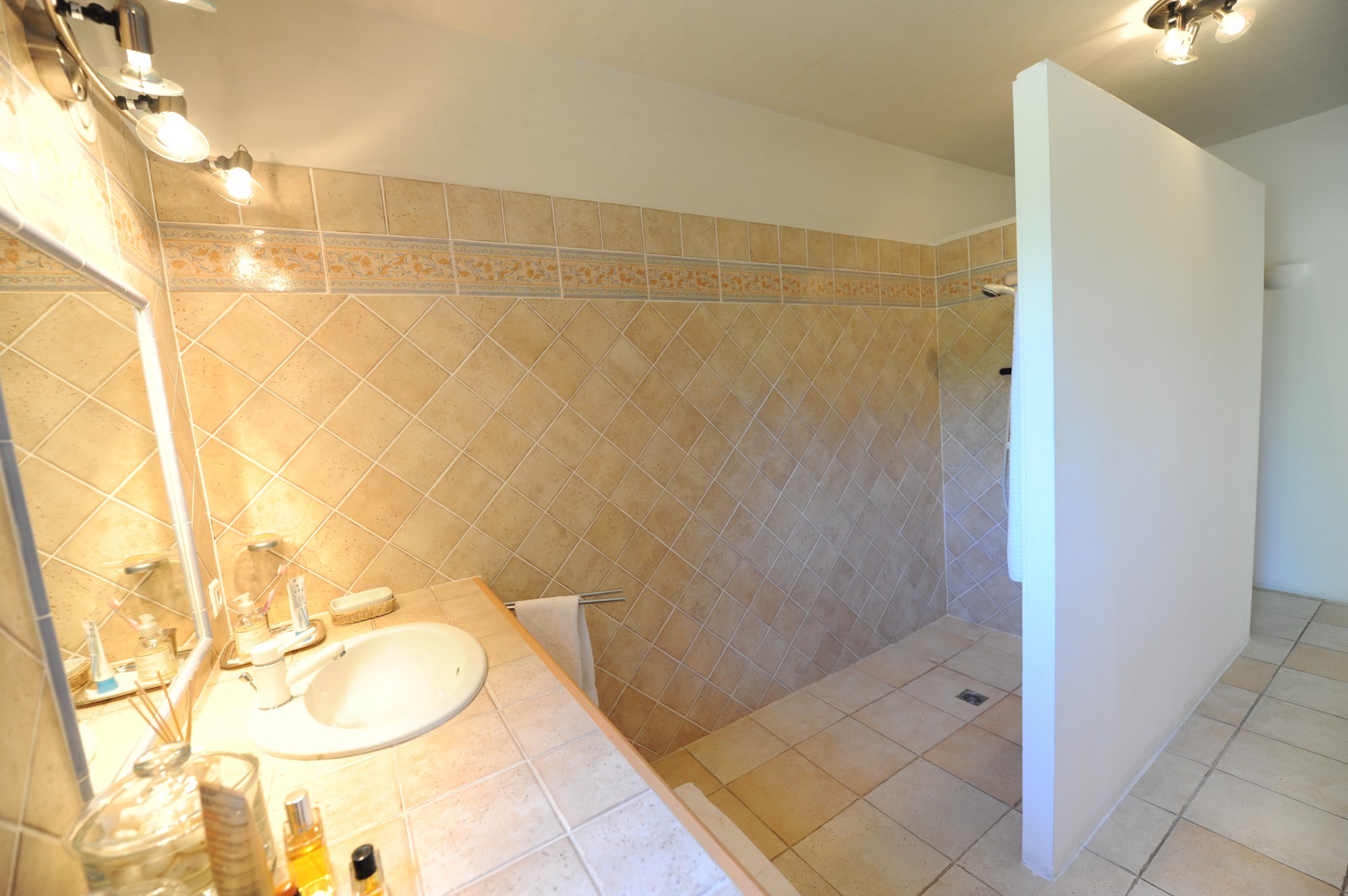 Near a famous hill top village of the Luberon, very comfortable one storey villa, with swimming pool