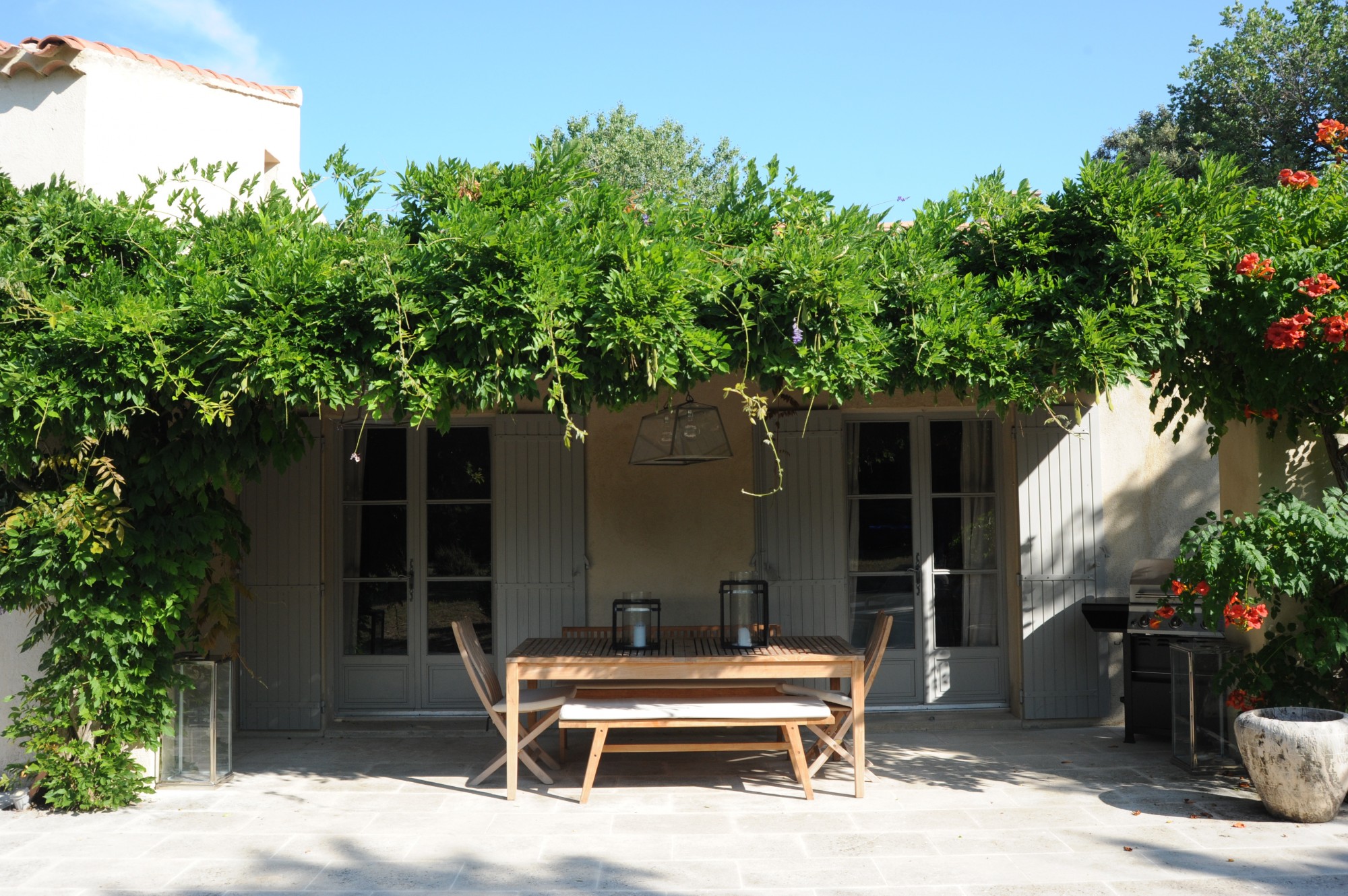 Near a famous hill top village of the Luberon, very comfortable one storey villa, with swimming pool