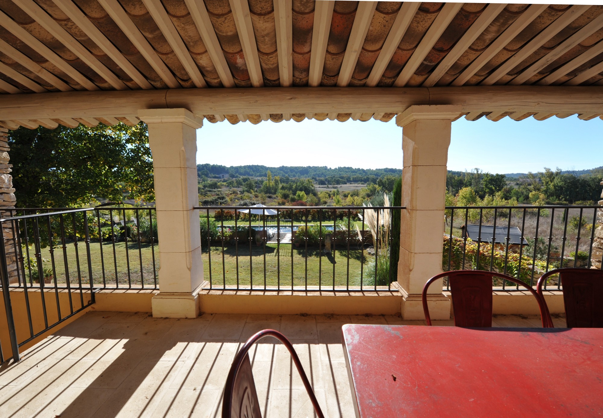 Renovated farmhouse with pool for sale in the heart of the Luberon in Provence 