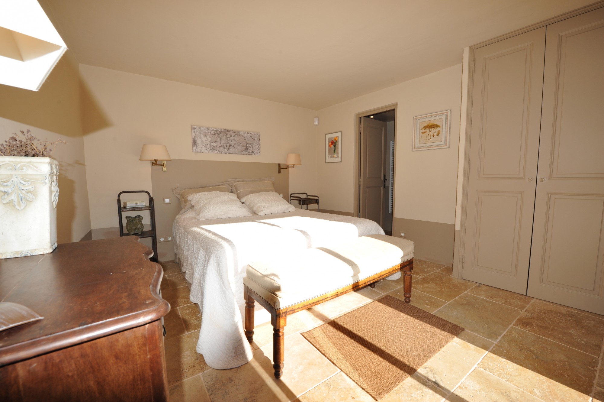 Renovated farmhouse with pool for sale in the heart of the Luberon in Provence 