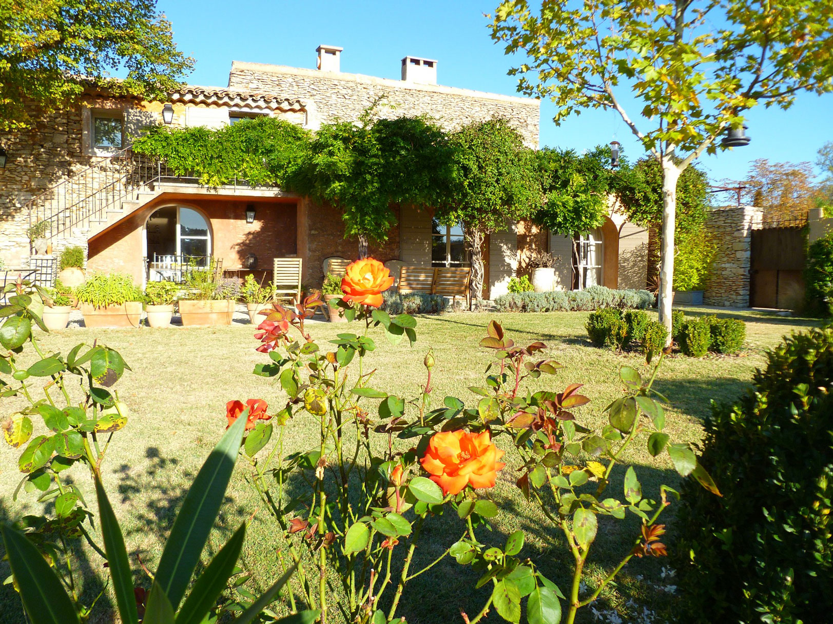 Renovated farmhouse with pool for sale in the heart of the Luberon in Provence 