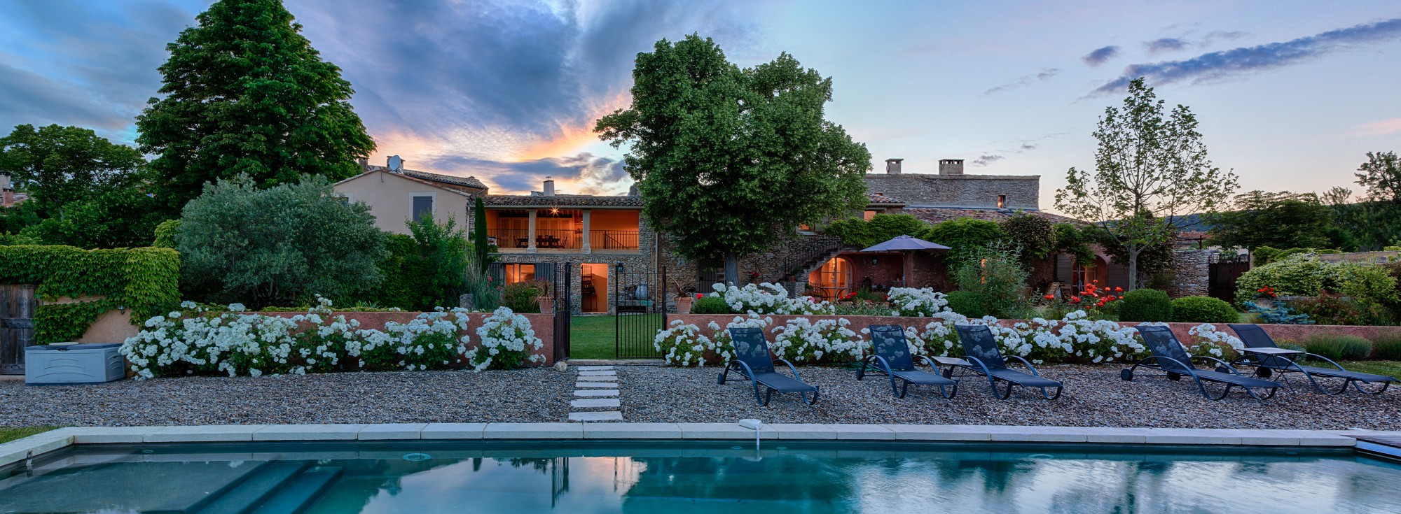 Renovated farmhouse with pool for sale in the heart of the Luberon in Provence 