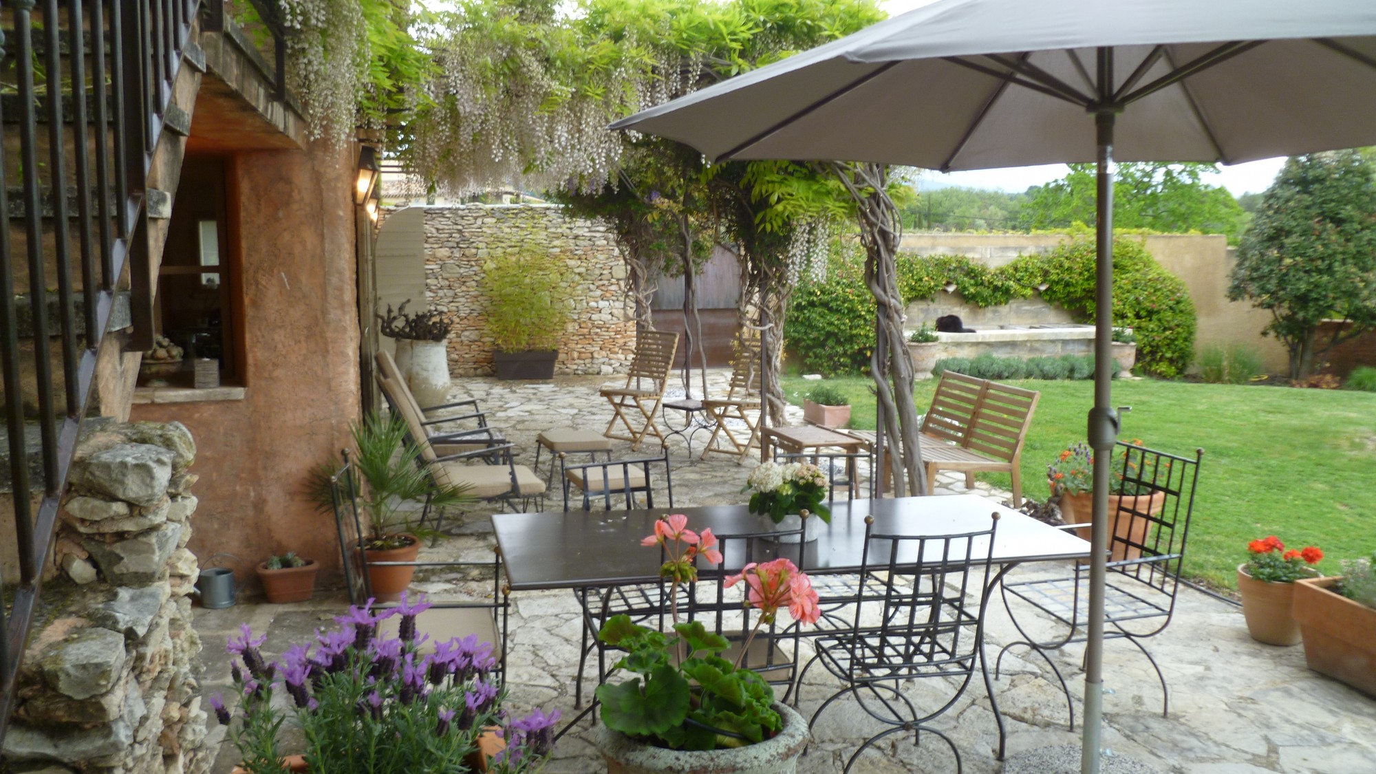 Renovated farmhouse with pool for sale in the heart of the Luberon in Provence 