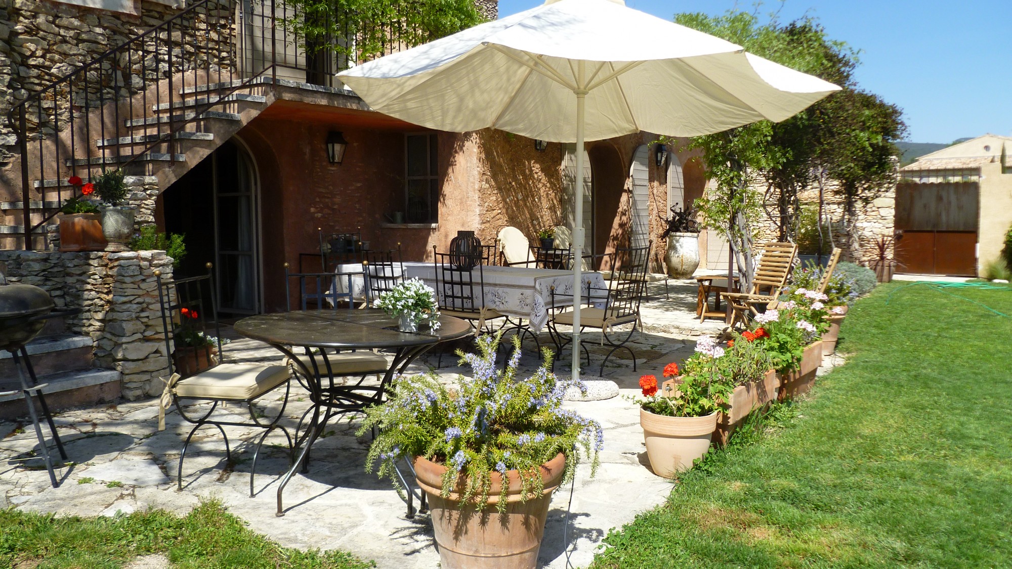 Renovated farmhouse with pool for sale in the heart of the Luberon in Provence 
