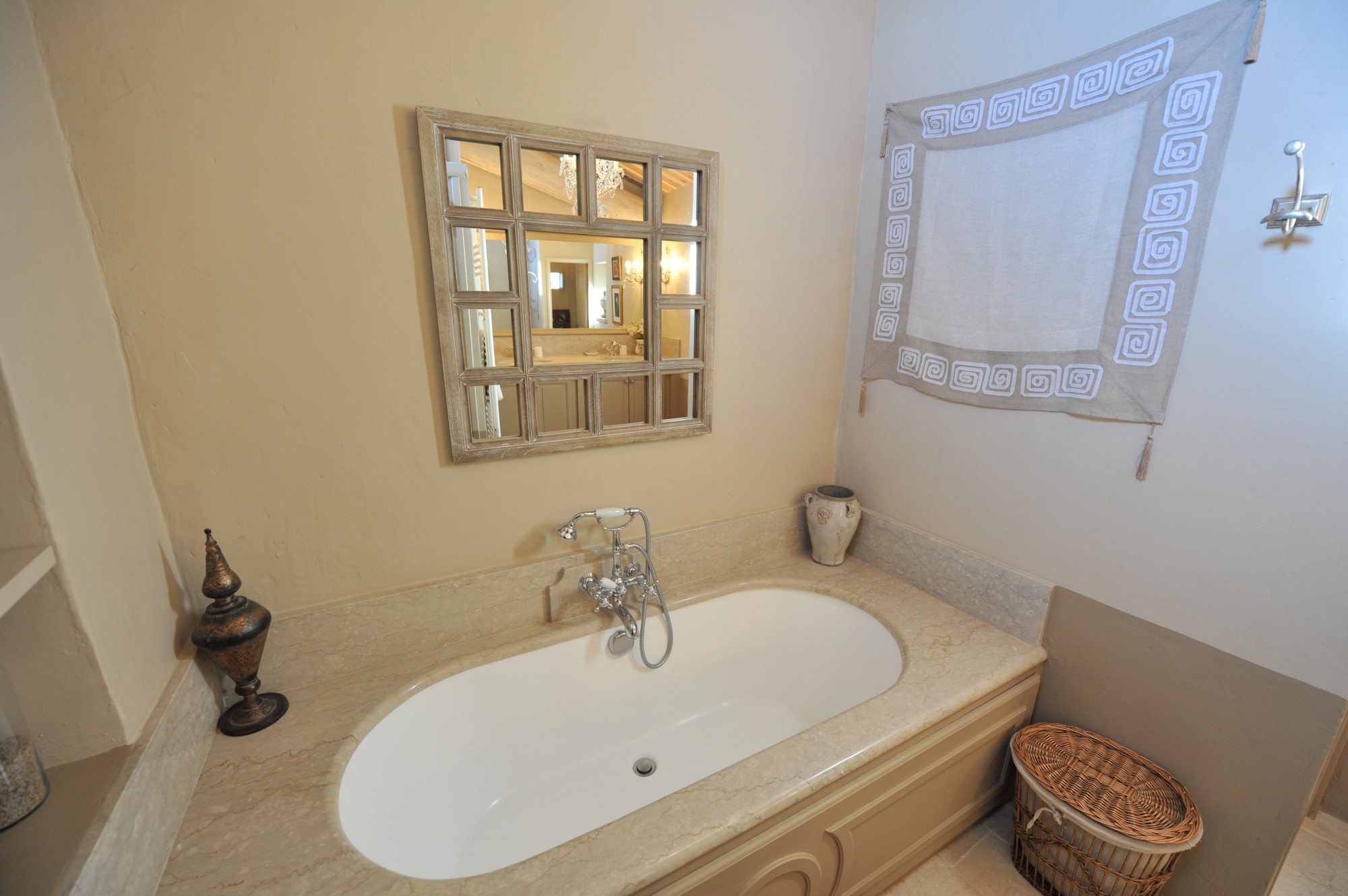 Renovated farmhouse with pool for sale in the heart of the Luberon in Provence 