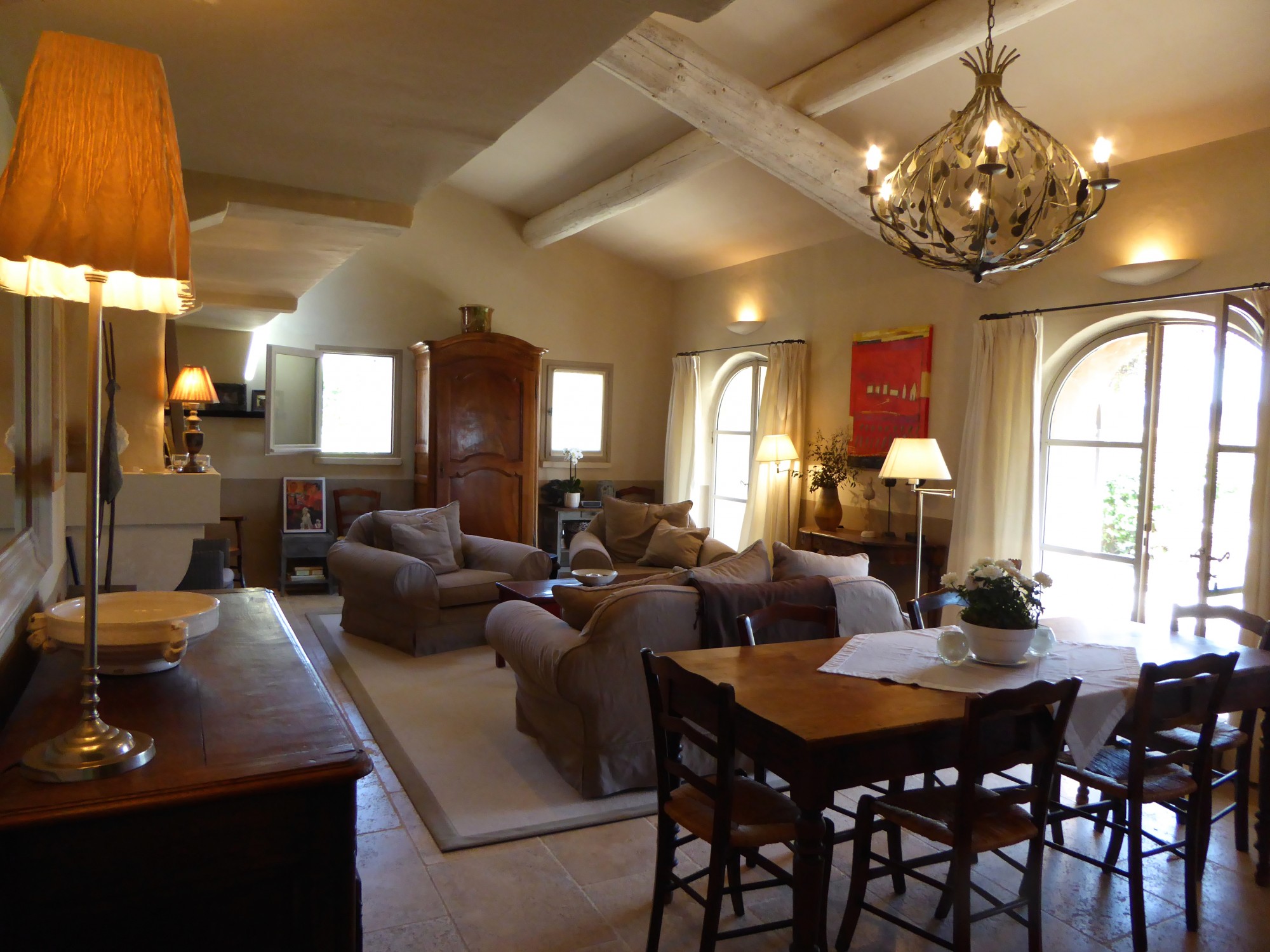 Renovated farmhouse with pool for sale in the heart of the Luberon in Provence 