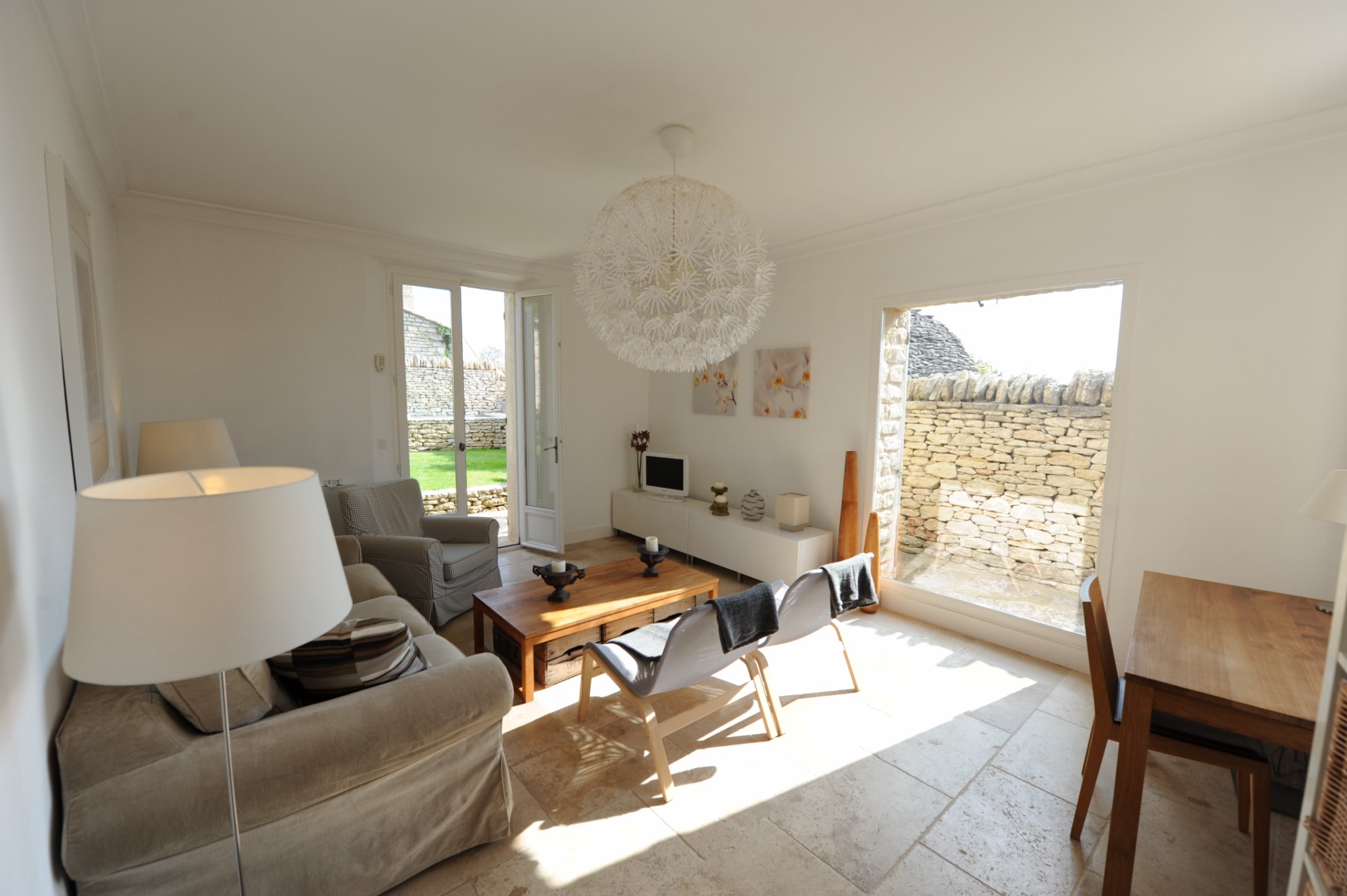Few minutes away from the prestigious village of Gordes, for sale, charming house with swimming pool, garden and terrace