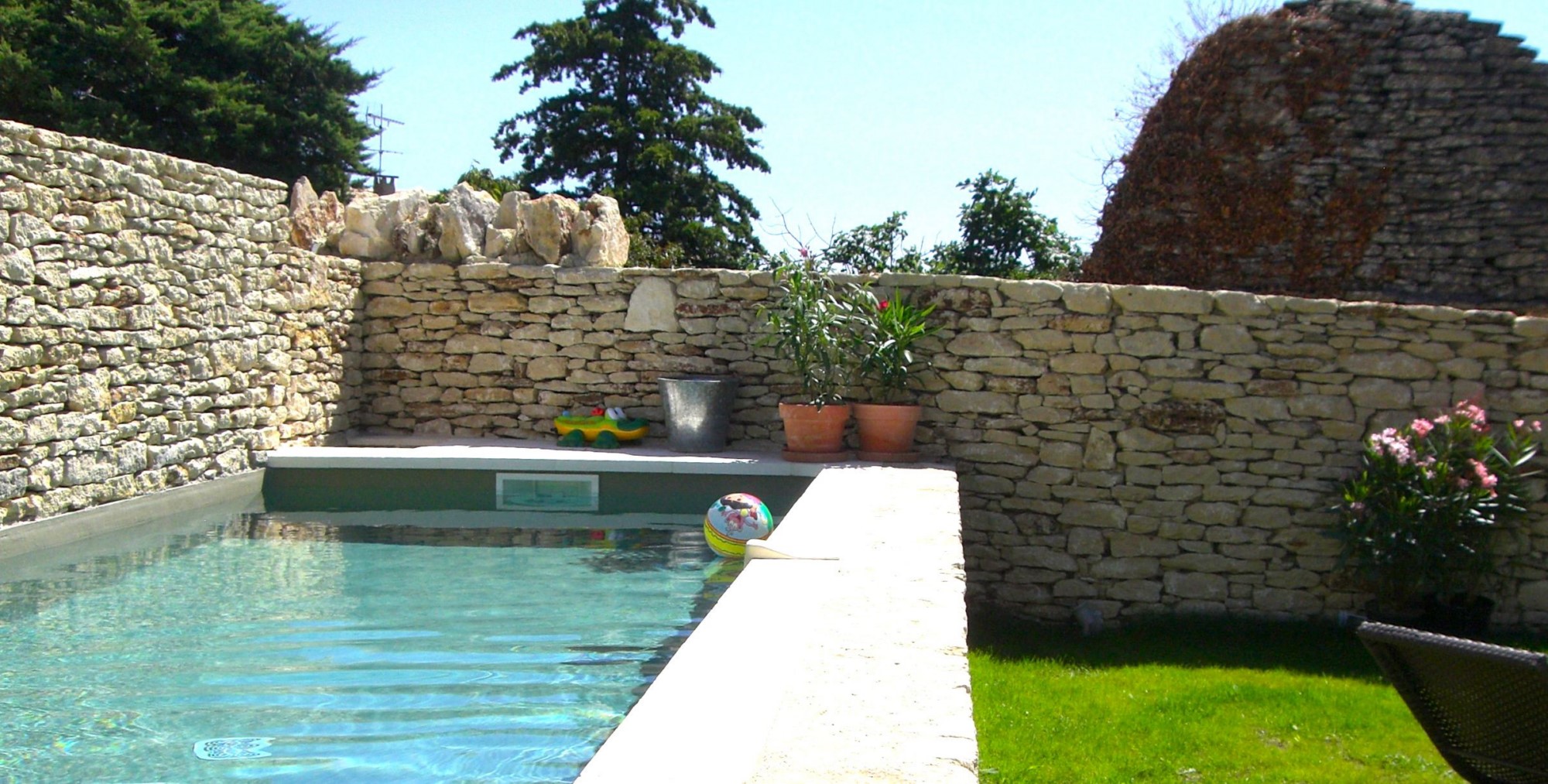 Few minutes away from the prestigious village of Gordes, for sale, charming house with swimming pool, garden and terrace