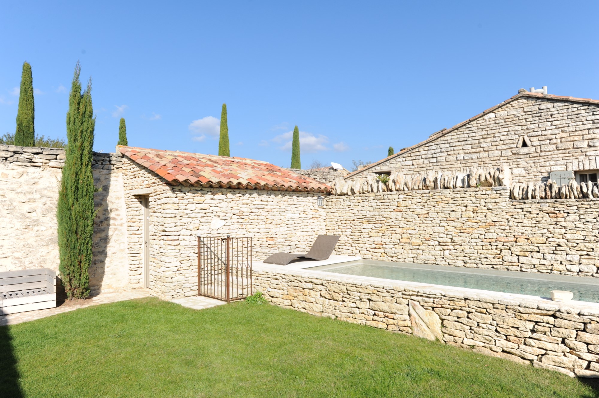 Few minutes away from the prestigious village of Gordes, for sale, charming house with swimming pool, garden and terrace