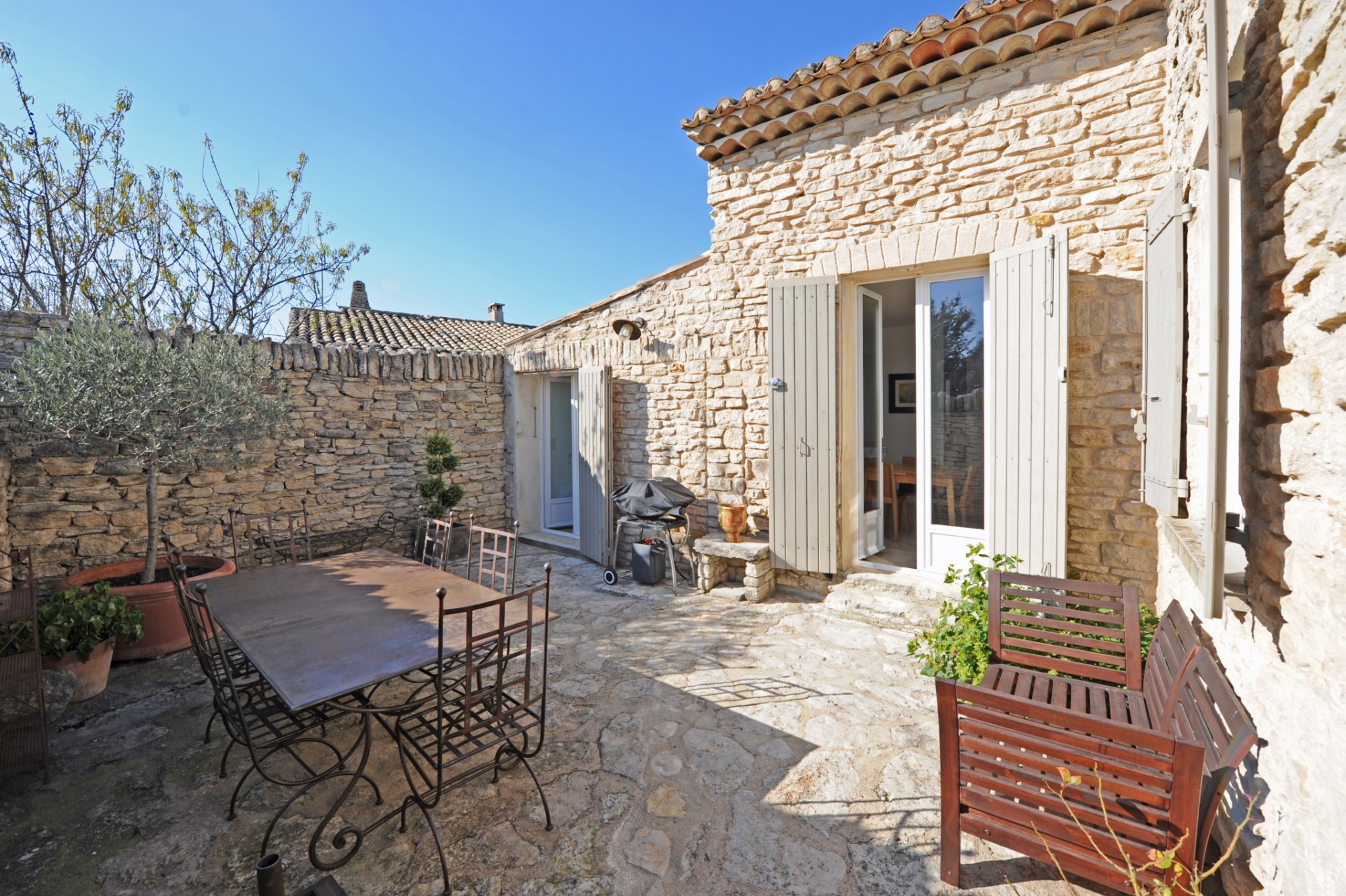 Few minutes away from the prestigious village of Gordes, for sale, charming house with swimming pool, garden and terrace