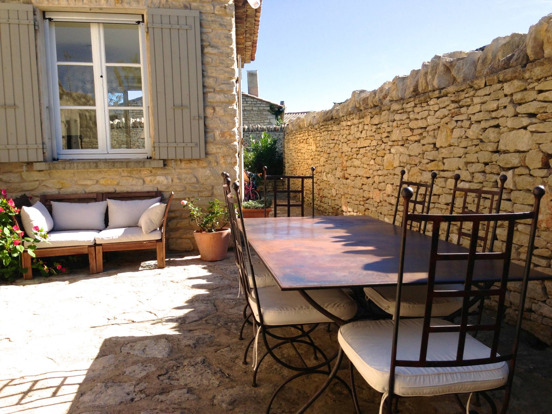 Few minutes away from the prestigious village of Gordes, for sale, charming house with swimming pool, garden and terrace